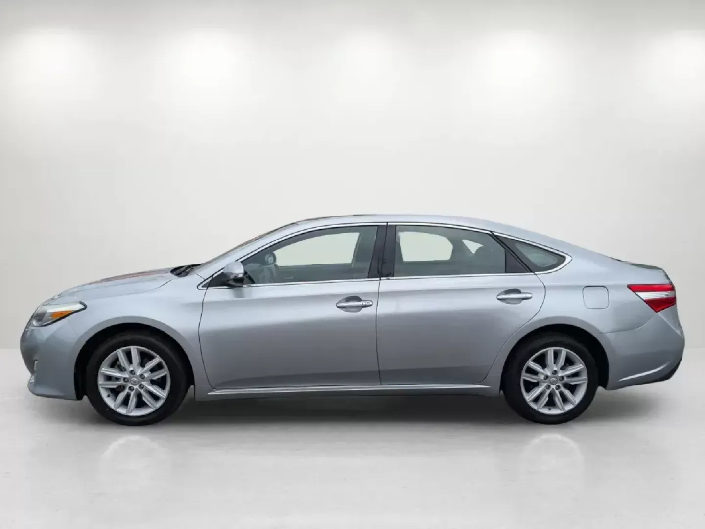 2015 Toyota Avalon XLE Premium (4T1BK1EB6FU) with an Regular Unleaded V-6 3.5 L/211 engine, 6-Speed Automatic w/OD transmission, located at 804 22nd Ave, Phenix City, AL, 36870, (334) 297-1860, 32.484749, -85.024475 - 2015 Toyota Avalon XLE Premium - Photo#8