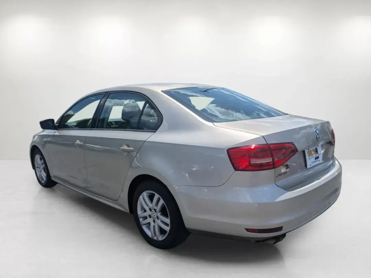 2015 Volkswagen Jetta Sedan (3VW2K7AJ3FM) with an Regular Unleaded I-4 2.0 L/121 engine, 6-Speed Automatic w/OD transmission, located at 1430 Gateway Drive, Opelika, AL, 36801, (334) 239-0944, 32.637871, -85.409790 - 2015 Volkswagen Jetta Sedan - Photo#6