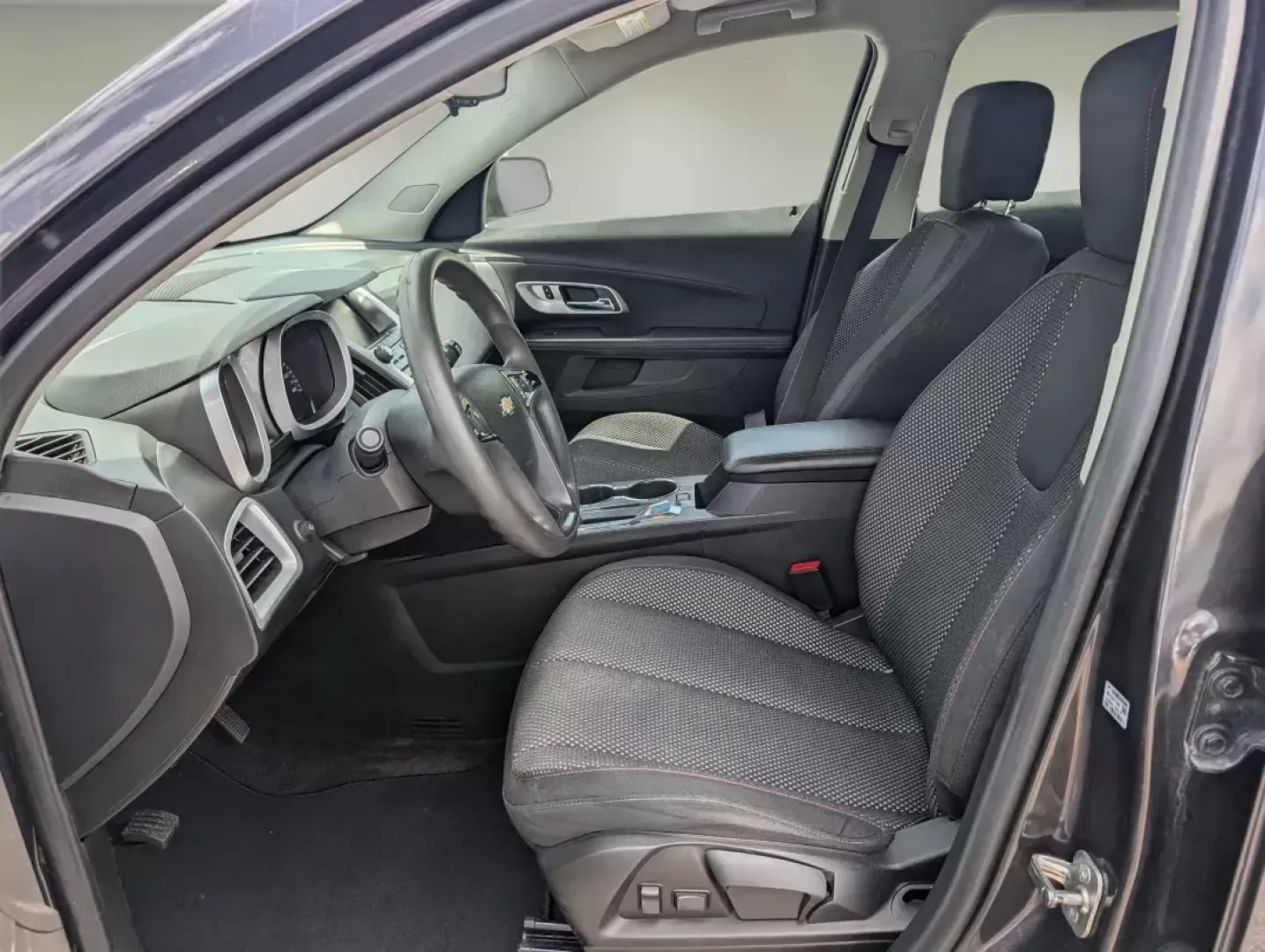 2016 /Jet Black Chevrolet Equinox LS (2GNALBEK9G6) with an Gas I4 2.4/145 engine, 6-Speed Automatic transmission, located at 804 22nd Ave, Phenix City, AL, 36870, (334) 297-1860, 32.484749, -85.024475 - **Experience Adventure with the 2016 Chevrolet Equinox LS Your Perfect Road Companion!**<br /> <br /> Are you ready to elevate your daily commute or embark on weekend adventures with family and friends? The 2016 Chevrolet Equinox LS is designed to meet the demands of modern lifestyles, making it a - Photo#10