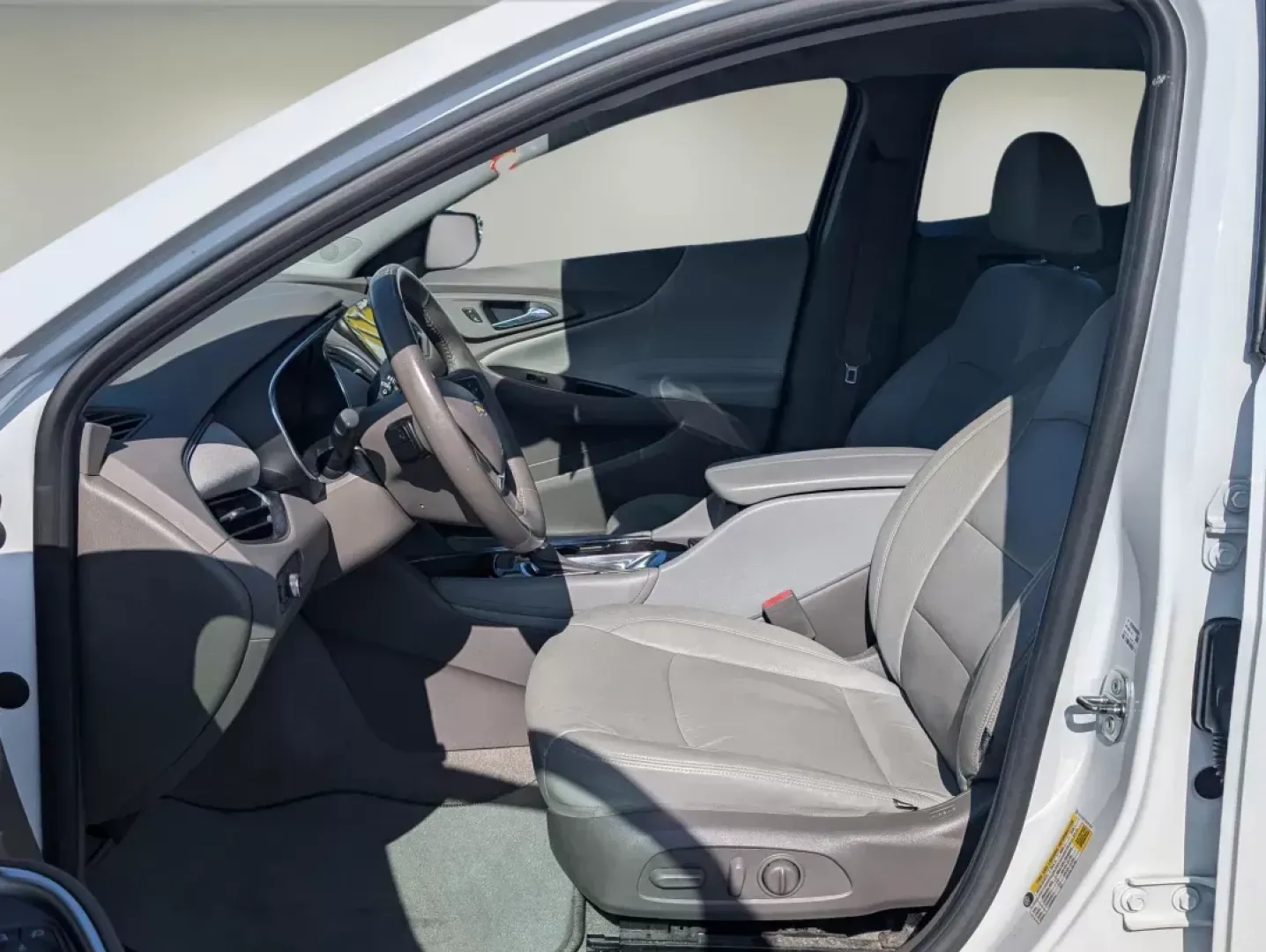 2016 /Dark Atmosphere/Medium Ash Gray Chevrolet Malibu LT (1G1ZE5ST7GF) with an Turbocharged Gas I4 1.5L/91 engine, 6-Speed Automatic transmission, located at 1430 Gateway Drive, Opelika, AL, 36801, (334) 239-0944, 32.637871, -85.409790 - 2016 Chevrolet Malibu LT - Photo#9