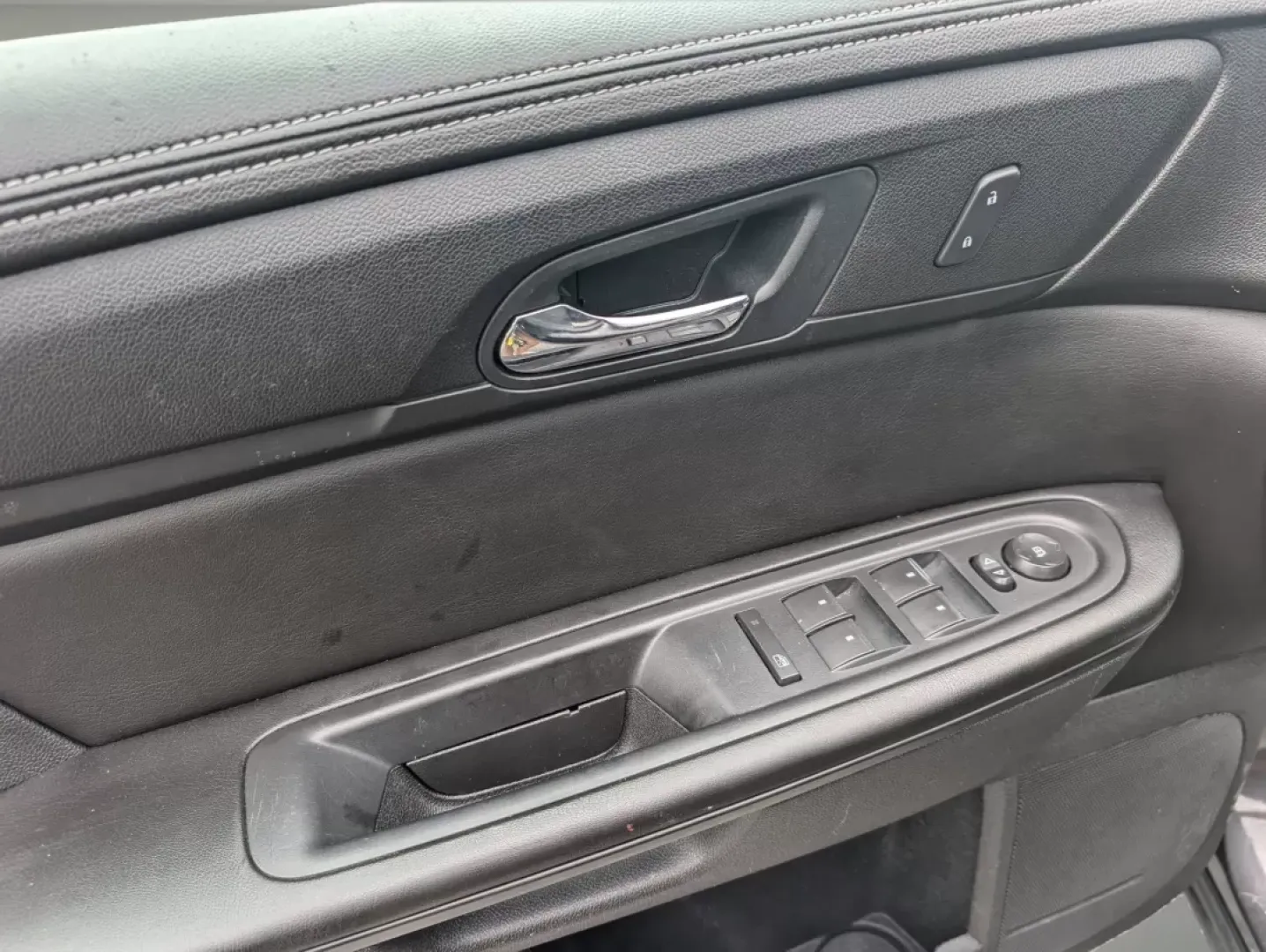 2016 /Ebony Chevrolet Traverse LT (1GNKRGKD7GJ) with an Other engine, located at 3959 U.S. 80 W, Phenix City, AL, 36870, (334) 297-4885, 32.469296, -85.135185 - **Experience Family Adventures with the 2016 Chevrolet Traverse LT at Gils Auto!**<br /> <br /> Are you seeking a versatile family SUV that blends comfort, safety, and style? Look no further than this stunning 2016 Chevrolet Traverse LT, now available at Gils Auto in Columbus, GA. With ample seating - Photo#8