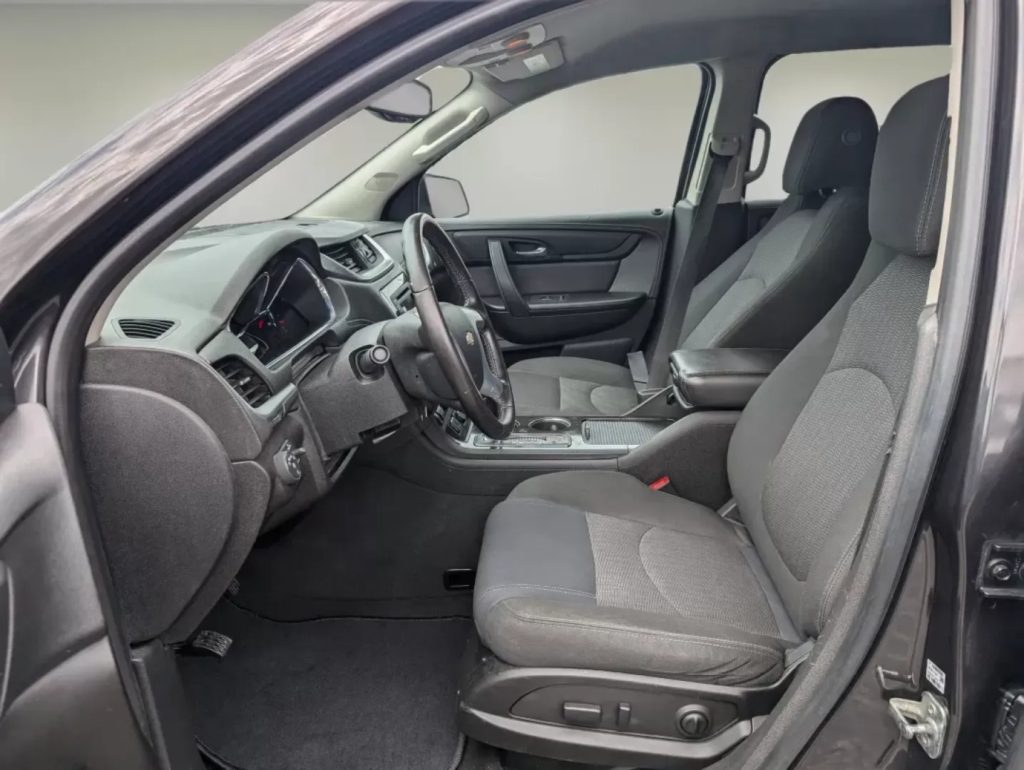 2016 /Ebony Chevrolet Traverse LT (1GNKRGKD7GJ) with an Other engine, located at 3959 U.S. 80 W, Phenix City, AL, 36870, (334) 297-4885, 32.469296, -85.135185 - **Experience Family Adventures with the 2016 Chevrolet Traverse LT at Gils Auto!**<br /> <br /> Are you seeking a versatile family SUV that blends comfort, safety, and style? Look no further than this stunning 2016 Chevrolet Traverse LT, now available at Gils Auto in Columbus, GA. With ample seating - Photo#9