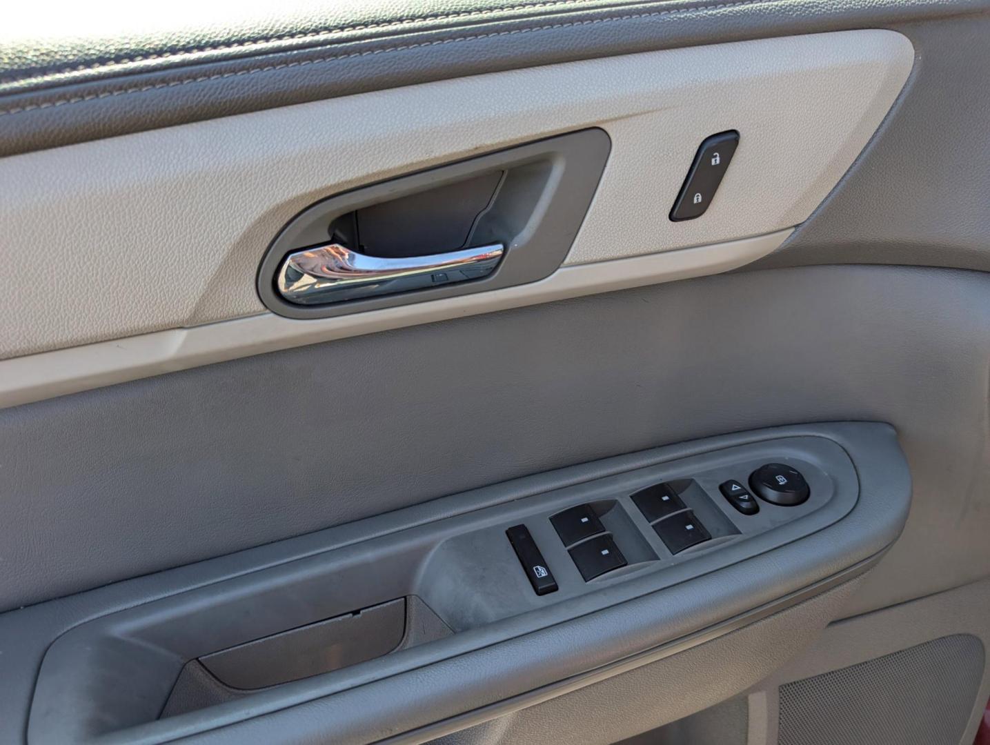 2016 /Dark Titanium/Light Titanium Chevrolet Traverse LT (1GNKVGKD8GJ) with an Gas V6 3.6L/217 engine, 6-Speed Automatic transmission, located at 804 22nd Ave, Phenix City, AL, 36870, (334) 297-1860, 32.484749, -85.024475 - 2016 Chevrolet Traverse LT - Photo#8