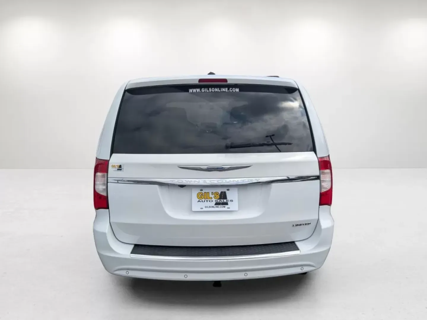 2016 /Black/Light Graystone Chrysler Town and Country Limited Platinum (2C4RC1GG9GR) with an Other engine, located at 1430 Gateway Drive, Opelika, AL, 36801, (334) 239-0944, 32.637871, -85.409790 - **Discover the Ultimate Family Adventure with the 2016 Chrysler Town and Country at Gils Auto!**<br /> <br /> Are you on the lookout for a versatile vehicle that effortlessly combines comfort, technology, and space for your family's adventures? Look no further than this stunning 2016 Chrysler Town - Photo#5