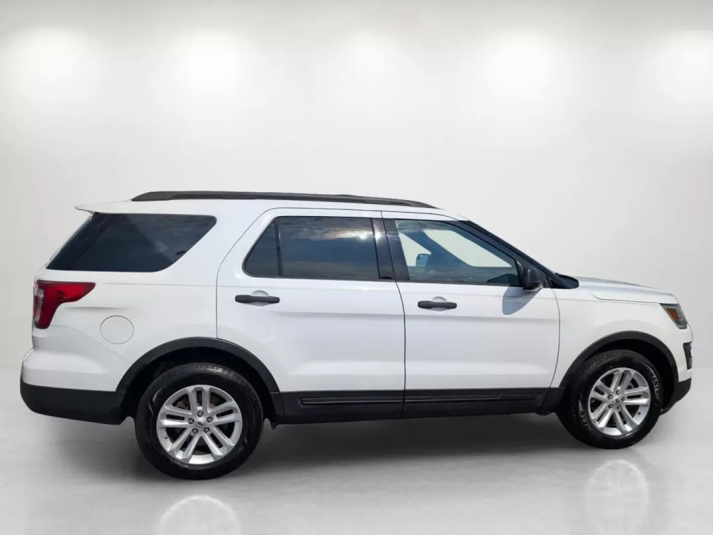 2016 Ford Explorer Base (1FM5K7BH3GG) with an Other engine, located at 3959 U.S. 80 W, Phenix City, AL, 36870, (334) 297-4885, 32.469296, -85.135185 - **Discover Adventure with the 2016 Ford Explorer at Gils Auto!** <br /> <br /> Are you in search of the perfect vehicle to elevate your family outings or weekend adventures? Look no further! The 2016 Ford Explorer, available at Gils Auto in Phenix City, AL, is your ultimate companion for memorable r - Photo#3
