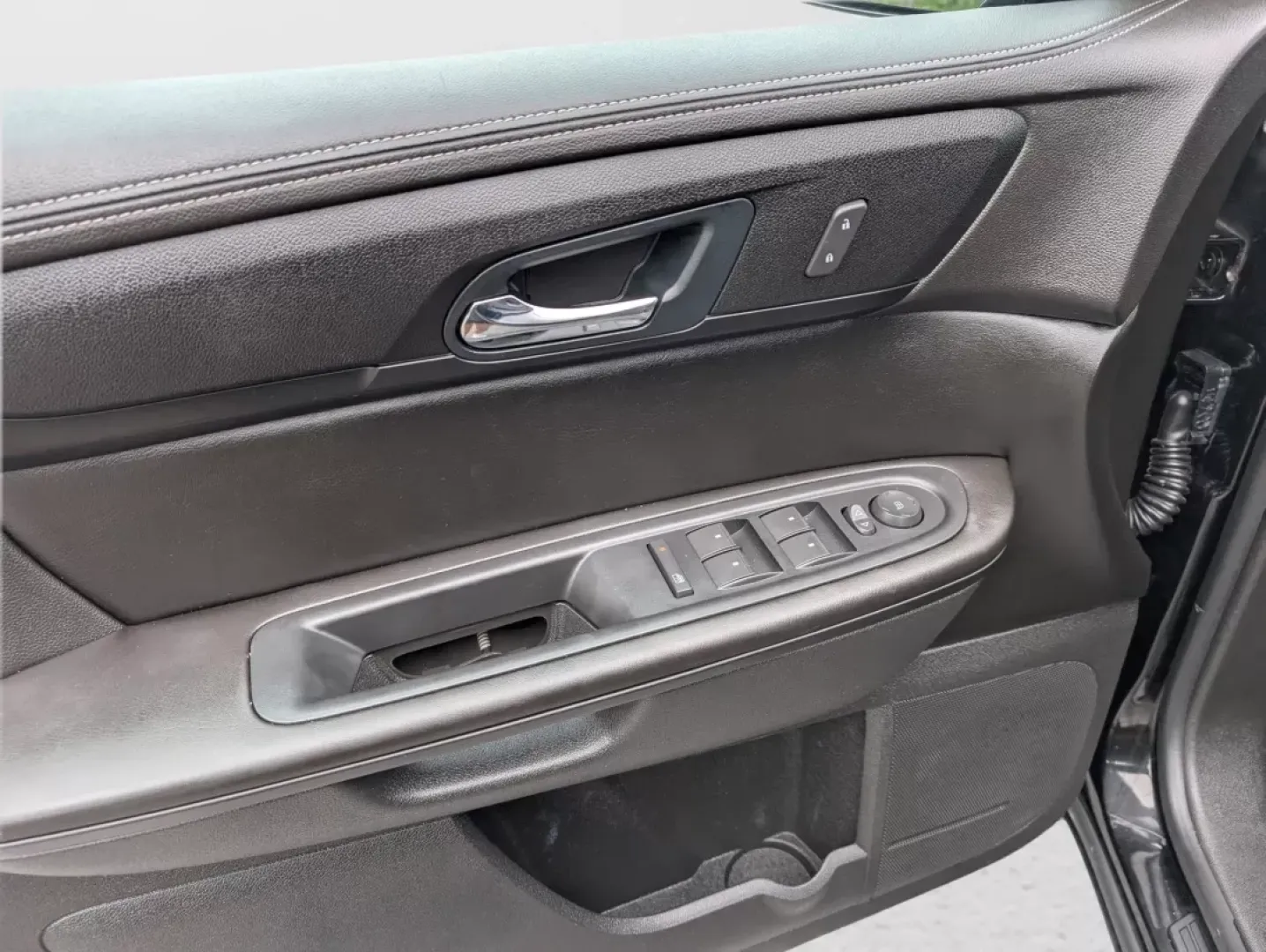 2016 /Ebony GMC Acadia SLE (1GKKRPKD5GJ) with an Other engine, located at 3959 U.S. 80 W, Phenix City, AL, 36870, (334) 297-4885, 32.469296, -85.135185 - **Adventure Awaits with the 2016 GMC Acadia SLE in Phenix City, AL!**<br /> <br /> Are you ready to elevate your family outings or weekend adventures? The 2016 GMC Acadia SLE is designed for those who crave versatility, comfort, and safety in their daily drives and excursions. Whether you're embarki - Photo#9