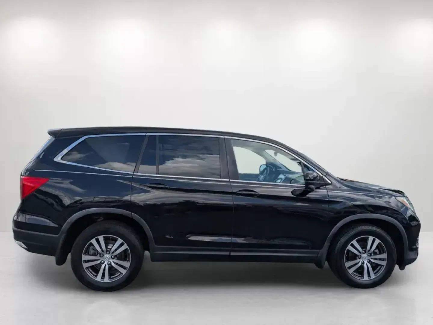 2016 Honda Pilot EX (5FNYF5H34GB) with an Regular Unleaded V-6 3.5 L/212 engine, 6-Speed Automatic w/OD transmission, located at 5115 14th Ave., Columbus, GA, 31904, (706) 323-0345, 32.511494, -84.971046 - **Discover the Perfect Family SUV at Gils Auto - Columbus!**<br /> <br /> Are you in the market for a vehicle that seamlessly blends comfort, space, and reliability for your family adventures? Look no further than the 2016 Honda Pilot EX, available now at Gils Auto, located at 5115 14th Ave., Columb - Photo#3
