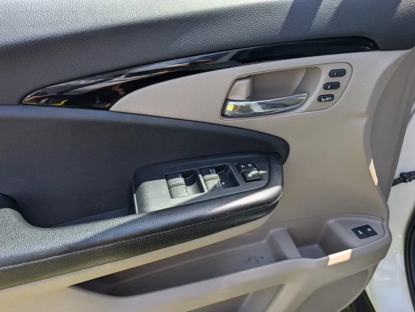 2016 Honda Pilot Elite (5FNYF6H07GB) with an Other engine, located at 3959 U.S. 80 W, Phenix City, AL, 36870, (334) 297-4885, 32.469296, -85.135185 - **Adventure Awaits with the 2016 Honda Pilot Elite - Perfect for Family Road Trips!**<br /> <br /> If you're searching for a reliable vehicle that combines comfort, style, and capability, look no further than the 2016 Honda Pilot Elite. This versatile SUV is designed for growing families and weekend - Photo#9