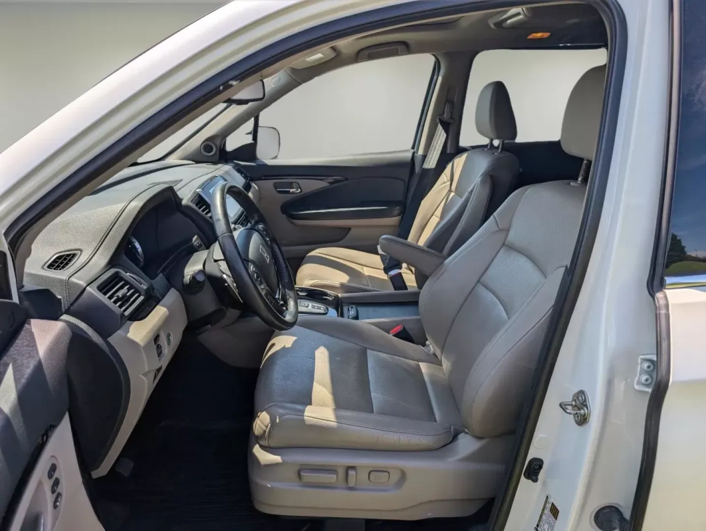 2016 Honda Pilot Elite (5FNYF6H07GB) with an Other engine, located at 3959 U.S. 80 W, Phenix City, AL, 36870, (334) 297-4885, 32.469296, -85.135185 - **Adventure Awaits with the 2016 Honda Pilot Elite - Perfect for Family Road Trips!**<br /> <br /> If you're searching for a reliable vehicle that combines comfort, style, and capability, look no further than the 2016 Honda Pilot Elite. This versatile SUV is designed for growing families and weekend - Photo#10