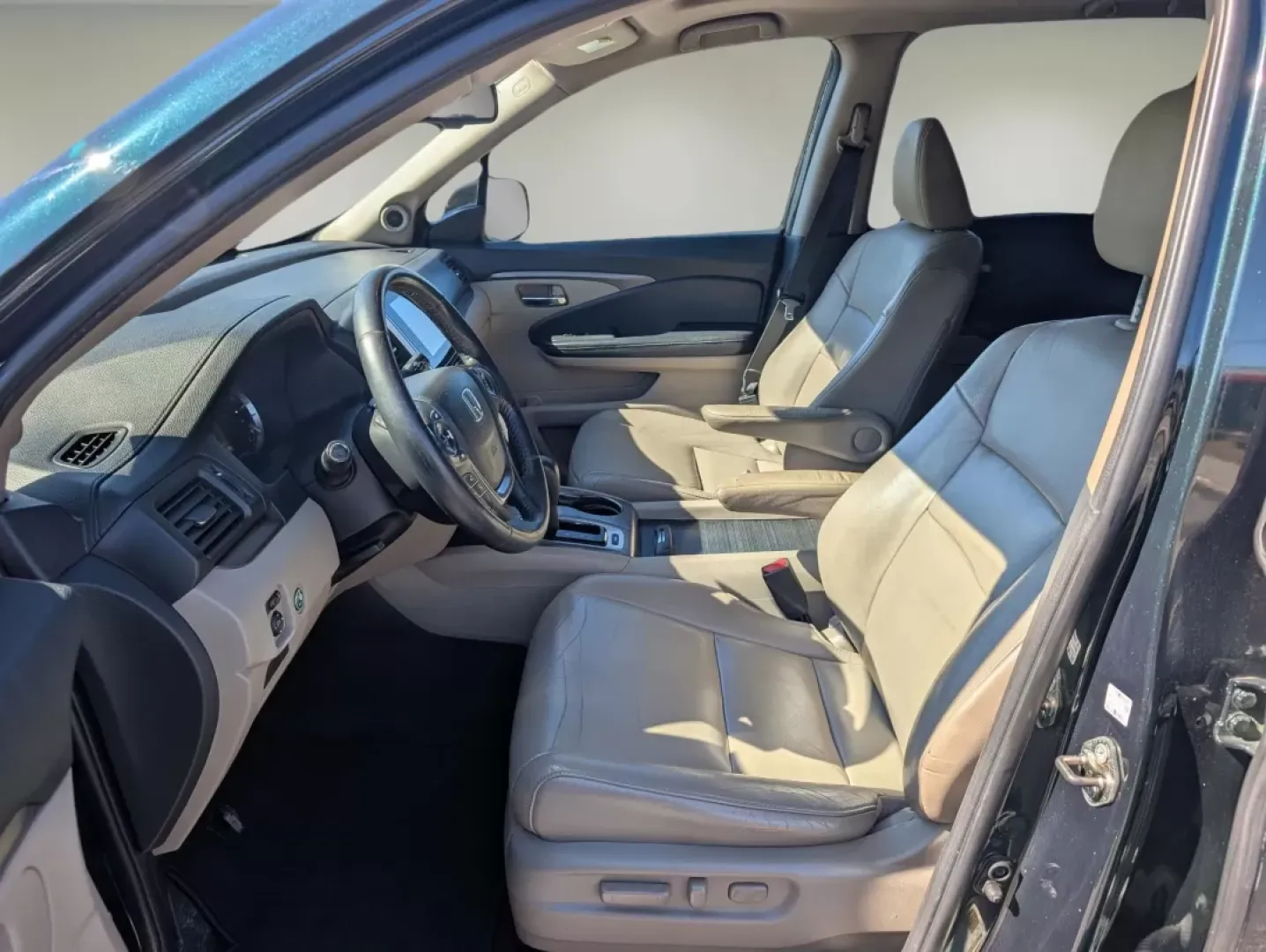 2016 Honda Pilot EX-L (5FNYF5H58GB) with an Other engine, located at 3959 U.S. 80 W, Phenix City, AL, 36870, (334) 297-4885, 32.469296, -85.135185 - **Elevate Your Adventures with the 2016 Honda Pilot EX-L - Perfect for Family Life and Beyond!**<br /> <br /> If you're searching for a versatile and dependable SUV that seamlessly fits into your family's lifestyle or enhances your weekend getaways, look no further than the 2016 Honda Pilot EX-L. At - Photo#9