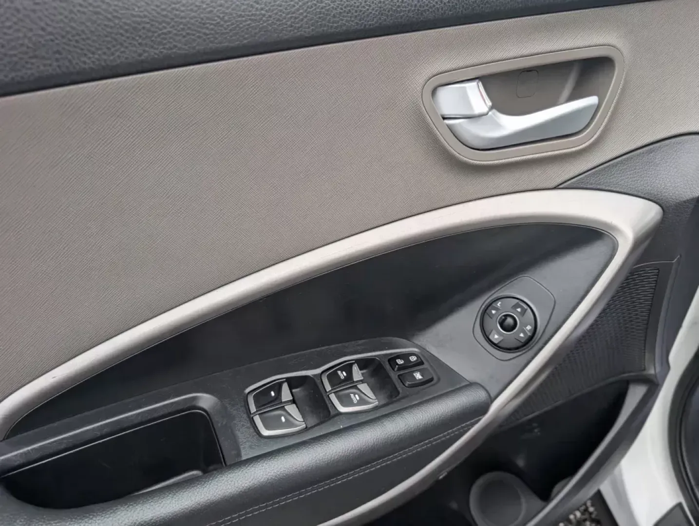 2016 /Gray Hyundai Santa Fe Sport (5XYZT3LB1GG) with an Regular Unleaded I-4 2.4 L/144 engine, 6-Speed Automatic w/OD transmission, located at 7000 Northlake Connector, Columbus, GA, 31904, (706) 987-8085, 32.524975, -84.978134 - 2016 Hyundai Santa Fe Sport - Photo#9