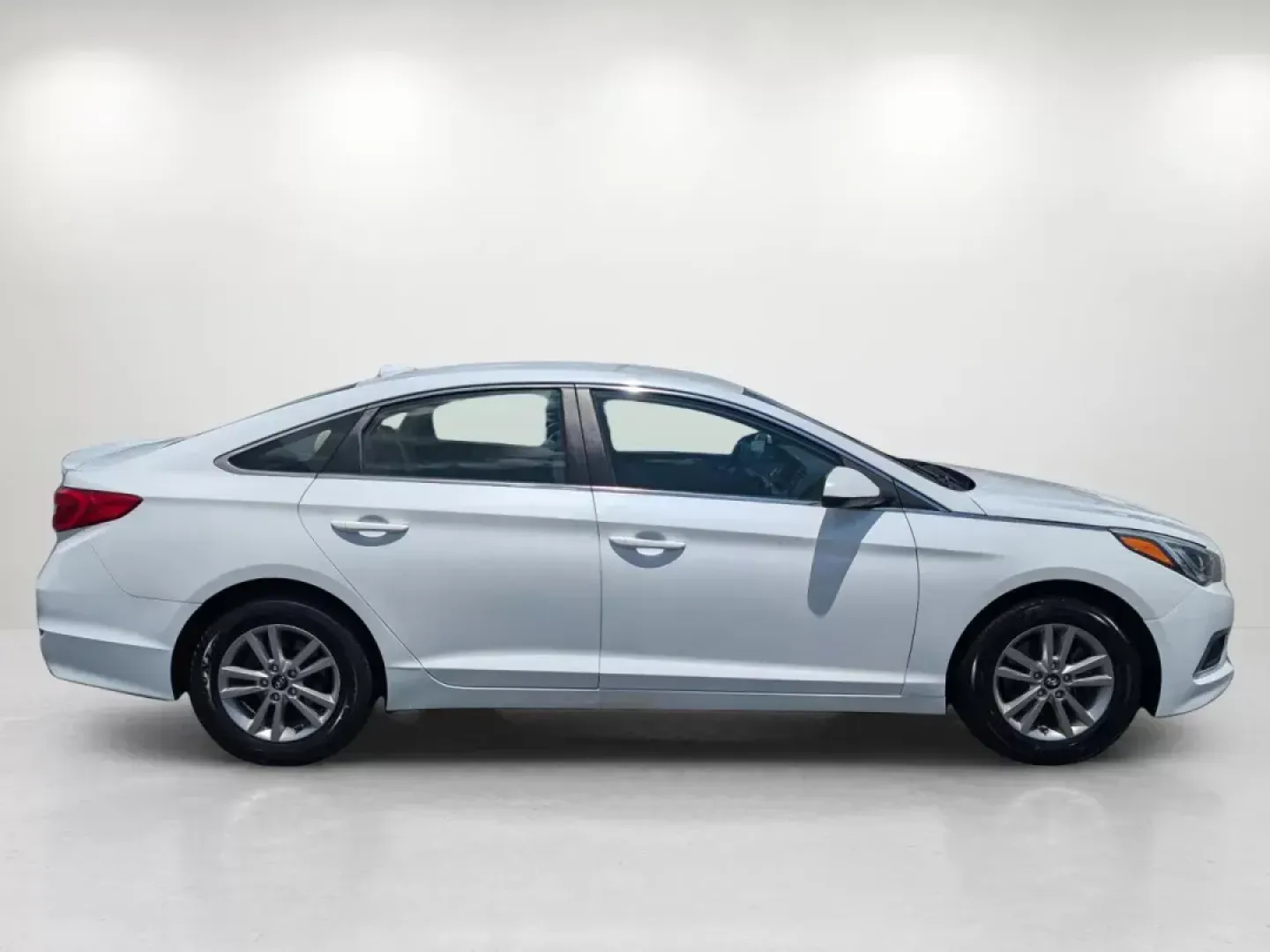 2016 /Beige Hyundai Sonata 2.4L SE (5NPE24AF2GH) with an Regular Unleaded I-4 2.4 L/144 engine, 6-Speed Automatic w/OD transmission, located at 3959 U.S. 80 W, Phenix City, AL, 36870, (334) 297-4885, 32.469296, -85.135185 - 2016 Hyundai Sonata 2.4L SE - Photo#3