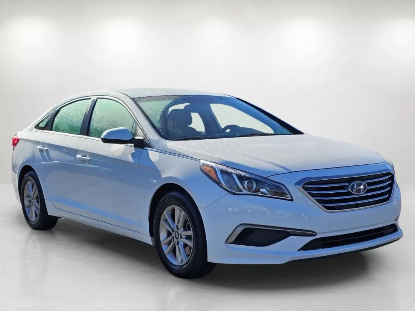 2016 /Gray Hyundai Sonata 2.4L SE (5NPE24AF6GH) with an Other engine, located at 7000 Northlake Connector, Columbus, GA, 31904, (706) 987-8085, 32.524975, -84.978134 - **Experience Life on the Road in Style with This 2016 Hyundai Sonata**<br /> <br /> Are you searching for the perfect sedan that combines reliability, style, and affordability? Look no further than this stunning 2016 Hyundai Sonata, available now at Gils Auto in Phenix City, AL. This vehicle is idea - Photo#2