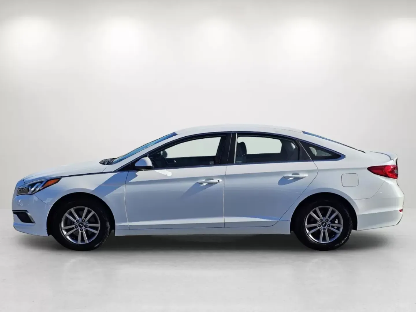 2016 /Gray Hyundai Sonata 2.4L SE (5NPE24AF6GH) with an Other engine, located at 7000 Northlake Connector, Columbus, GA, 31904, (706) 987-8085, 32.524975, -84.978134 - **Experience Life on the Road in Style with This 2016 Hyundai Sonata**<br /> <br /> Are you searching for the perfect sedan that combines reliability, style, and affordability? Look no further than this stunning 2016 Hyundai Sonata, available now at Gils Auto in Phenix City, AL. This vehicle is idea - Photo#7
