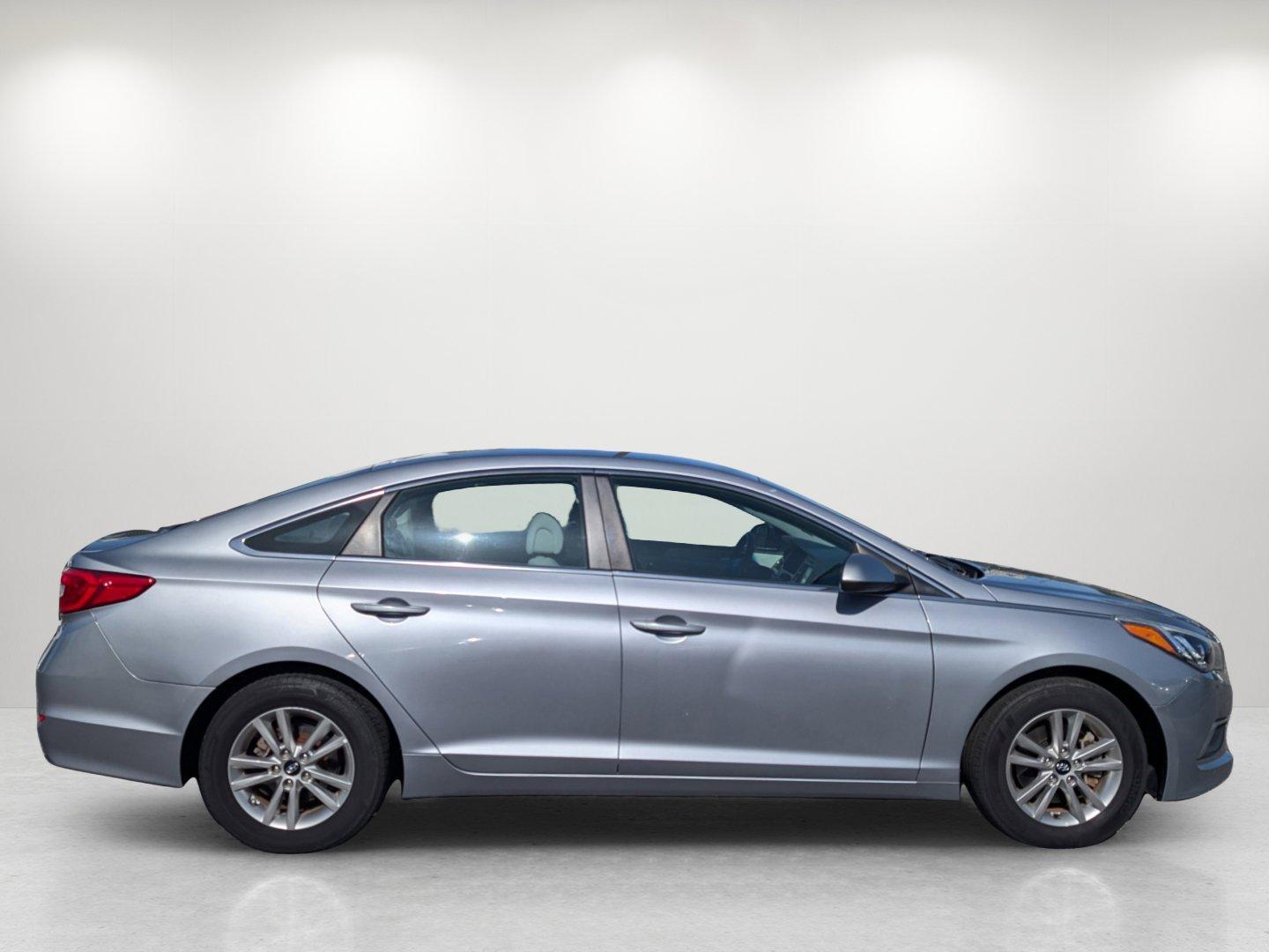 2016 /Gray Hyundai Sonata 2.4L SE (5NPE24AFXGH) with an Regular Unleaded I-4 2.4 L/144 engine, 6-Speed Automatic w/OD transmission, located at 5115 14th Ave., Columbus, GA, 31904, (706) 323-0345, 32.511494, -84.971046 - 2016 Hyundai Sonata 2.4L SE - Photo#3