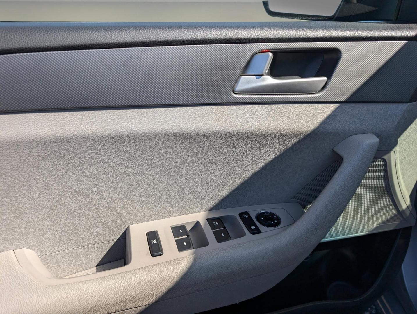 2016 /Gray Hyundai Sonata 2.4L SE (5NPE24AFXGH) with an Regular Unleaded I-4 2.4 L/144 engine, 6-Speed Automatic w/OD transmission, located at 5115 14th Ave., Columbus, GA, 31904, (706) 323-0345, 32.511494, -84.971046 - 2016 Hyundai Sonata 2.4L SE - Photo#8