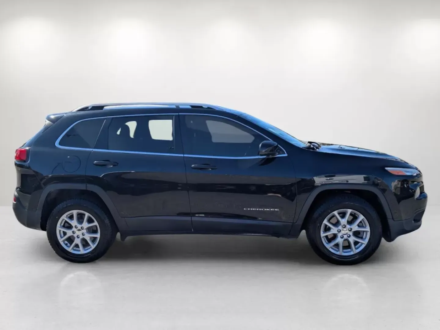 2016 /Black Jeep Cherokee Latitude (1C4PJMCB4GW) with an Other engine, located at 804 22nd Ave, Phenix City, AL, 36870, (334) 297-1860, 32.484749, -85.024475 - Experience the perfect blend of adventure and comfort with the 2016 Jeep Cherokee Latitude, designed for those who crave weekend getaways or daily commutes without compromise. Whether you're running errands around Phenix City or planning an exhilarating trip to nearby Lake Harding, this versatile cr - Photo#3