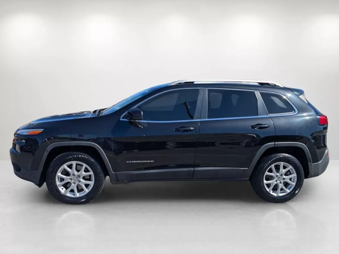 2016 /Black Jeep Cherokee Latitude (1C4PJMCB4GW) with an Other engine, located at 804 22nd Ave, Phenix City, AL, 36870, (334) 297-1860, 32.484749, -85.024475 - Experience the perfect blend of adventure and comfort with the 2016 Jeep Cherokee Latitude, designed for those who crave weekend getaways or daily commutes without compromise. Whether you're running errands around Phenix City or planning an exhilarating trip to nearby Lake Harding, this versatile cr - Photo#7