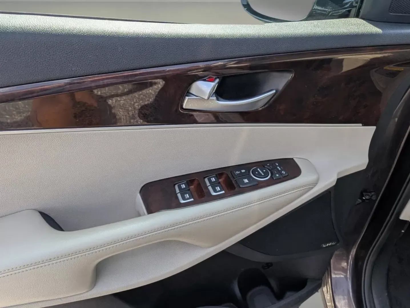 2016 /Stone Beige Kia Sorento EX (5XYPH4A10GG) with an Other engine, located at 521 Old Farm Lane Rd, Prattville, AL, 36066, (334) 325-1505, 32.482460, -86.416367 - Are you ready to elevate your family adventures or daily commutes? Look no further than this stunning 2016 Kia Sorento EX, available now at Gils Auto in Phenix City, AL! With ample space, modern technology, and robust safety features, this stylish SUV is perfect for growing families, weekend explore - Photo#8