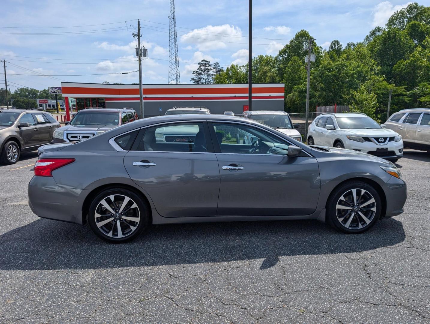 2016 /Charcoal Nissan Altima 2.5 SR (1N4AL3AP5GC) with an Regular Unleaded I-4 2.5 L/152 engine, 1-Speed CVT w/OD transmission, located at 3959 U.S. 80 W, Phenix City, AL, 36870, (334) 297-4885, 32.469296, -85.135185 - 2016 Nissan Altima 2.5 SR - Photo#4