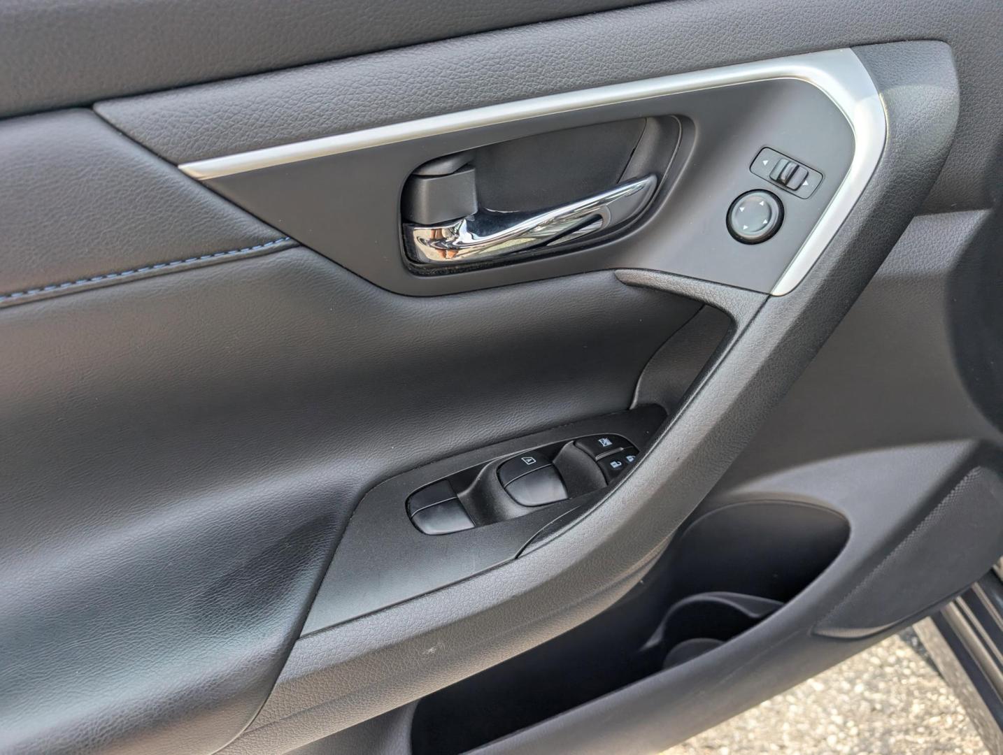 2016 /Charcoal Nissan Altima 2.5 SR (1N4AL3AP5GC) with an Regular Unleaded I-4 2.5 L/152 engine, 1-Speed CVT w/OD transmission, located at 3959 U.S. 80 W, Phenix City, AL, 36870, (334) 297-4885, 32.469296, -85.135185 - 2016 Nissan Altima 2.5 SR - Photo#9