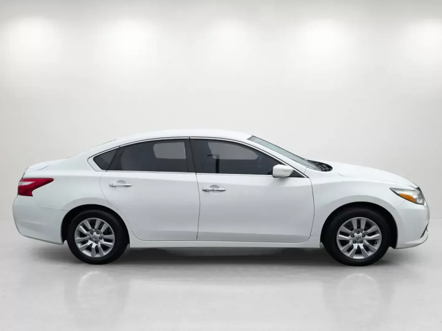 2016 Nissan Altima 2.5 (1N4AL3AP8GN) with an Regular Unleaded I-4 2.5 L/152 engine, 1-Speed CVT w/OD transmission, located at 804 22nd Ave, Phenix City, AL, 36870, (334) 297-1860, 32.484749, -85.024475 - 2016 Nissan Altima 2.5 - Photo#3