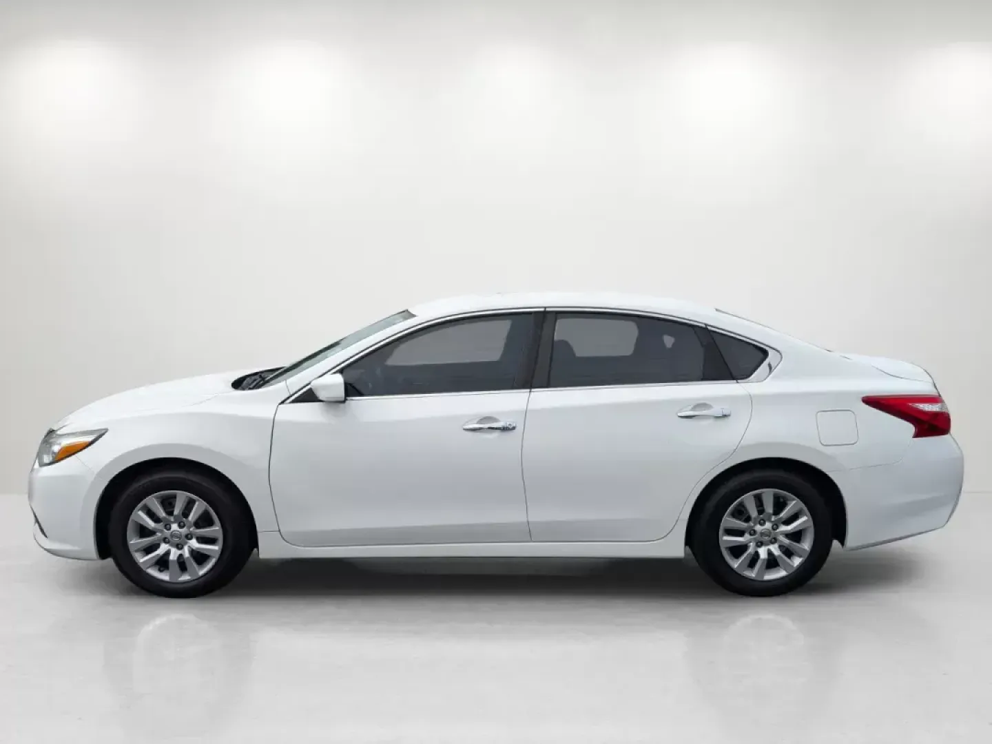 2016 Nissan Altima 2.5 (1N4AL3AP8GN) with an Regular Unleaded I-4 2.5 L/152 engine, 1-Speed CVT w/OD transmission, located at 804 22nd Ave, Phenix City, AL, 36870, (334) 297-1860, 32.484749, -85.024475 - 2016 Nissan Altima 2.5 - Photo#7