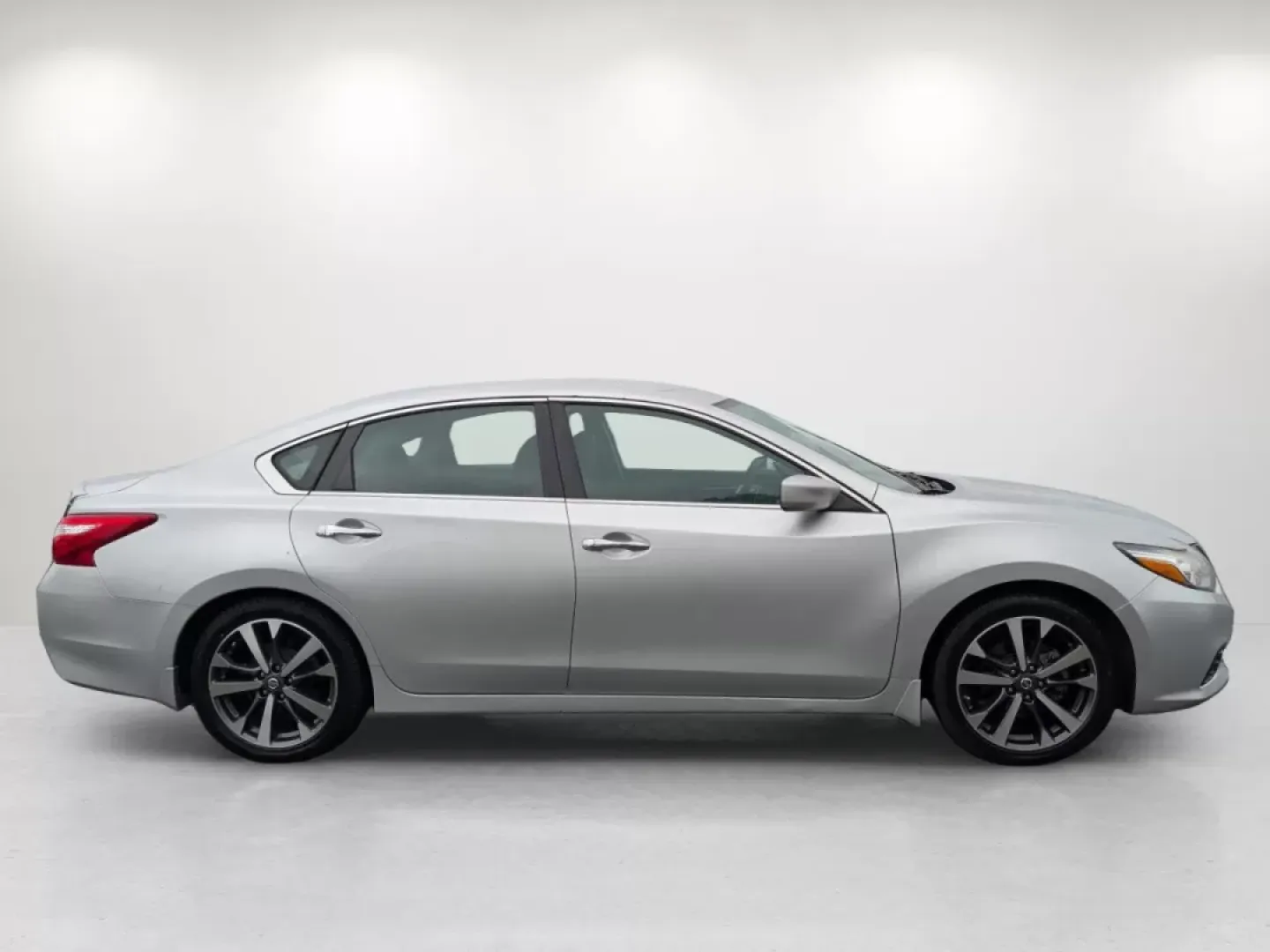 2016 /Charcoal Nissan Altima 2.5 SR (1N4AL3AP2GC) with an Other engine, located at 804 22nd Ave, Phenix City, AL, 36870, (334) 297-1860, 32.484749, -85.024475 - **Cruise in Style with the 2016 Nissan Altima 2.5 SR: Perfect for Your Daily Commute and Weekend Getaways!**<br /> <br /> Are you searching for a vehicle that effortlessly blends style, comfort, and efficiency? Look no further than this sleek 2016 Nissan Altima 2.5 SR, available now at Gils Auto in - Photo#3