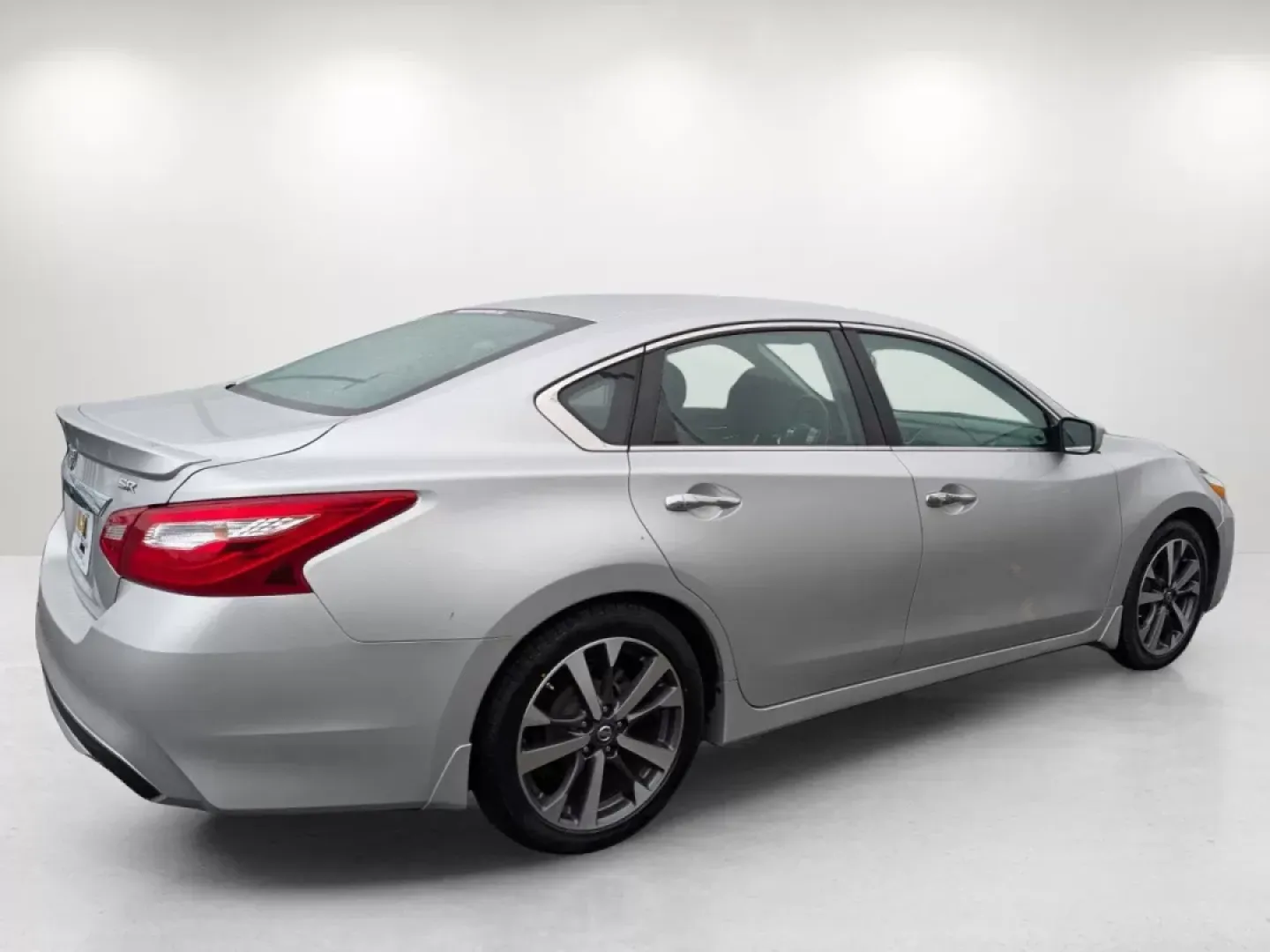 2016 /Charcoal Nissan Altima 2.5 SR (1N4AL3AP2GC) with an Other engine, located at 804 22nd Ave, Phenix City, AL, 36870, (334) 297-1860, 32.484749, -85.024475 - **Cruise in Style with the 2016 Nissan Altima 2.5 SR: Perfect for Your Daily Commute and Weekend Getaways!**<br /> <br /> Are you searching for a vehicle that effortlessly blends style, comfort, and efficiency? Look no further than this sleek 2016 Nissan Altima 2.5 SR, available now at Gils Auto in - Photo#4