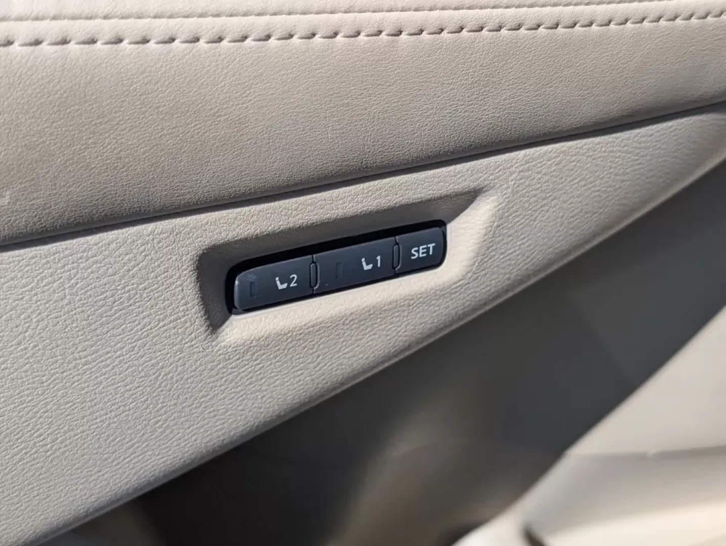 2016 /Beige Nissan Murano Platinum (5N1AZ2MG4GN) with an Other engine, located at 3959 U.S. 80 W, Phenix City, AL, 36870, (334) 297-4885, 32.469296, -85.135185 - Elevate your driving experience with the 2016 Nissan Murano Platinum, now available at Gils Auto in Phenix City, AL. Imagine cruising down the scenic U.S. 80 W, your family comfortably settled in the spacious interior of this stylish SUV, complete with luxurious beige leather-appointed seats and a p - Photo#10