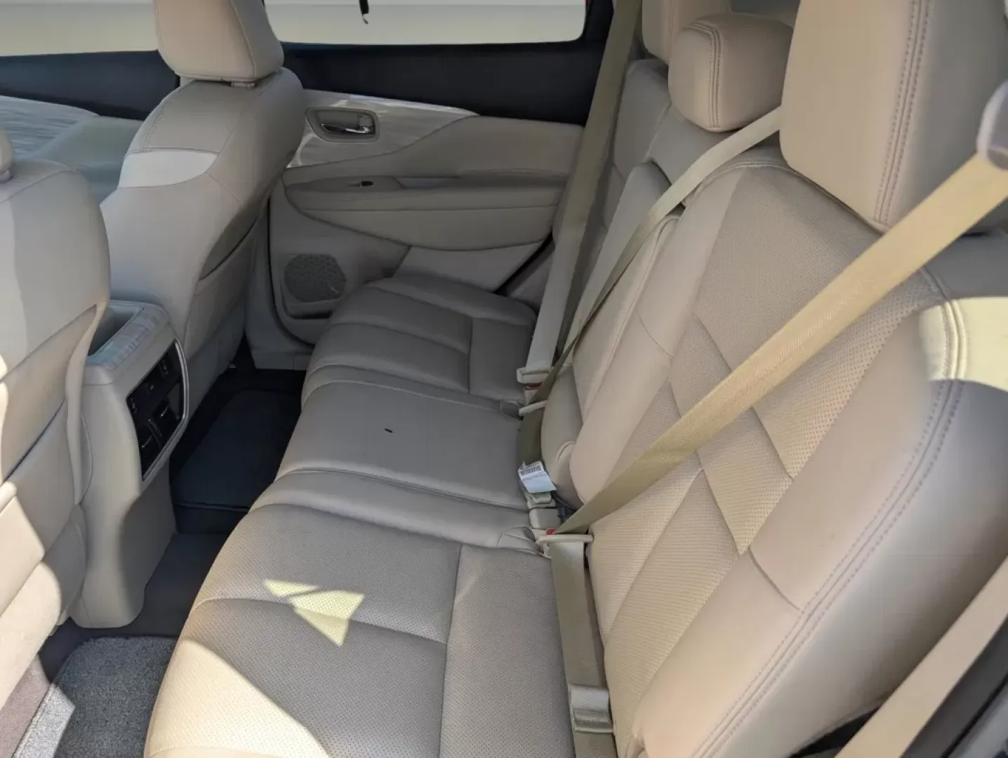 2016 /Beige Nissan Murano Platinum (5N1AZ2MG4GN) with an Other engine, located at 3959 U.S. 80 W, Phenix City, AL, 36870, (334) 297-4885, 32.469296, -85.135185 - Elevate your driving experience with the 2016 Nissan Murano Platinum, now available at Gils Auto in Phenix City, AL. Imagine cruising down the scenic U.S. 80 W, your family comfortably settled in the spacious interior of this stylish SUV, complete with luxurious beige leather-appointed seats and a p - Photo#13