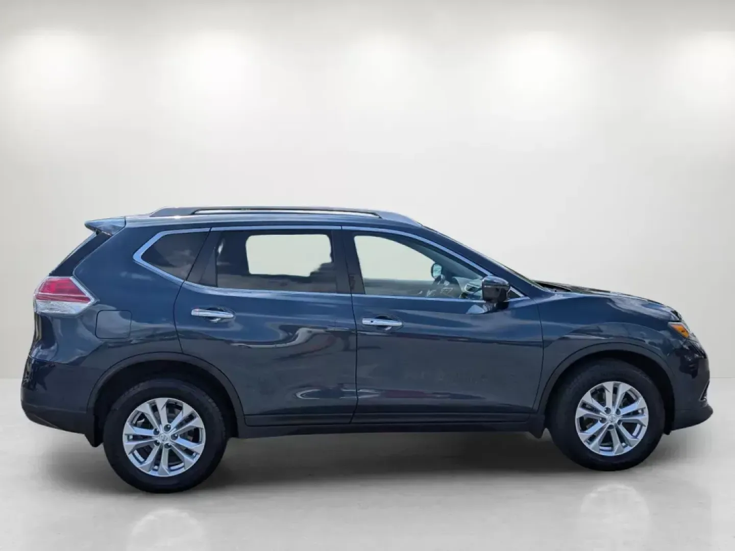 2016 /Charcoal Nissan Rogue SV (5N1AT2MV4GC) with an Regular Unleaded I-4 2.5 L/152 engine, 1-Speed CVT w/OD transmission, located at 1430 Gateway Drive, Opelika, AL, 36801, (334) 239-0944, 32.637871, -85.409790 - 2016 Nissan Rogue SV - Photo#3