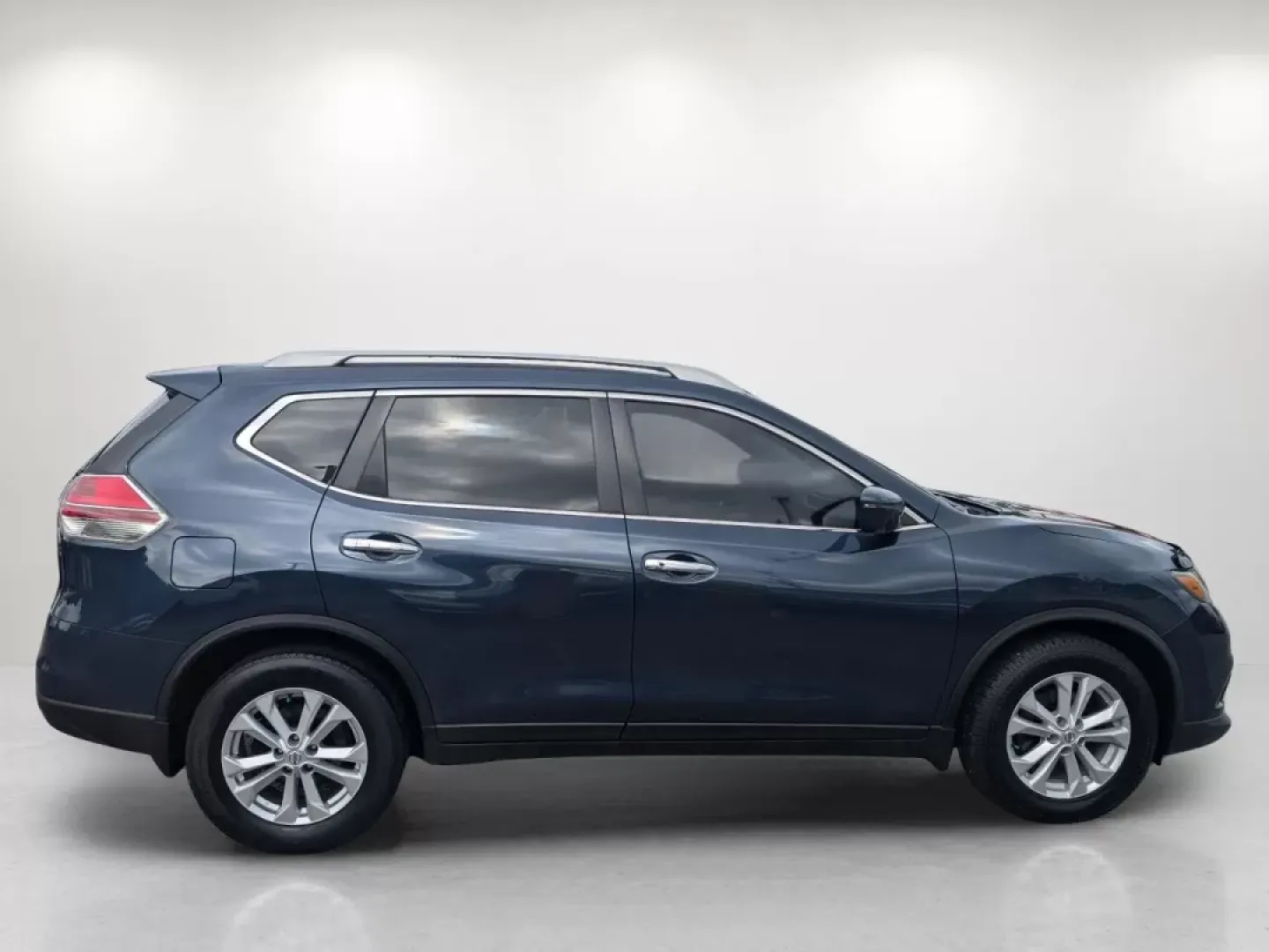2016 /Charcoal Nissan Rogue SV (5N1AT2MT7GC) with an Other engine, located at 804 22nd Ave, Phenix City, AL, 36870, (334) 297-1860, 32.484749, -85.024475 - Discover the perfect blend of style, comfort, and functionality with this stunning 2016 Nissan Rogue SV, available now at Gils Auto in Phenix City, AL. Whether you're navigating busy city streets or embarking on a weekend adventure, this spacious SUV is designed to fit your lifestyle seamlessly. Wit - Photo#3