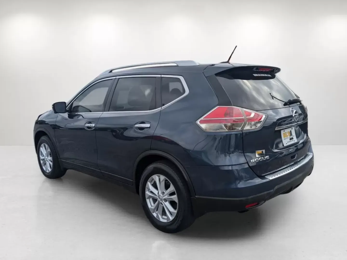 2016 /Charcoal Nissan Rogue SV (5N1AT2MT7GC) with an Other engine, located at 804 22nd Ave, Phenix City, AL, 36870, (334) 297-1860, 32.484749, -85.024475 - Discover the perfect blend of style, comfort, and functionality with this stunning 2016 Nissan Rogue SV, available now at Gils Auto in Phenix City, AL. Whether you're navigating busy city streets or embarking on a weekend adventure, this spacious SUV is designed to fit your lifestyle seamlessly. Wit - Photo#6