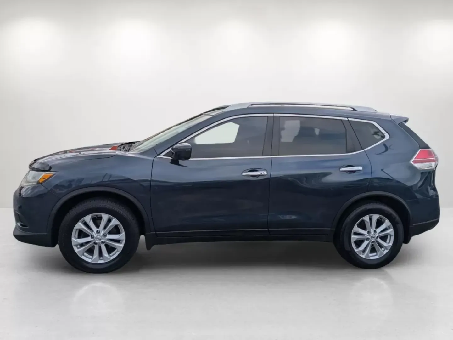 2016 /Charcoal Nissan Rogue SV (5N1AT2MT7GC) with an Other engine, located at 804 22nd Ave, Phenix City, AL, 36870, (334) 297-1860, 32.484749, -85.024475 - Discover the perfect blend of style, comfort, and functionality with this stunning 2016 Nissan Rogue SV, available now at Gils Auto in Phenix City, AL. Whether you're navigating busy city streets or embarking on a weekend adventure, this spacious SUV is designed to fit your lifestyle seamlessly. Wit - Photo#7