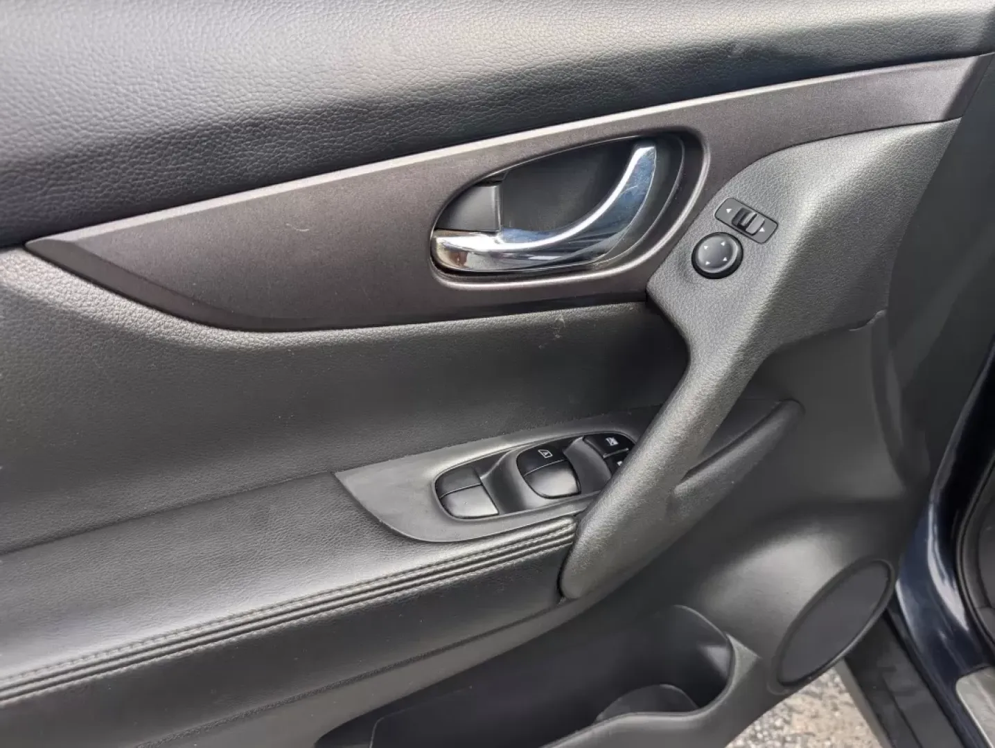 2016 /Charcoal Nissan Rogue SV (5N1AT2MT7GC) with an Other engine, located at 804 22nd Ave, Phenix City, AL, 36870, (334) 297-1860, 32.484749, -85.024475 - Discover the perfect blend of style, comfort, and functionality with this stunning 2016 Nissan Rogue SV, available now at Gils Auto in Phenix City, AL. Whether you're navigating busy city streets or embarking on a weekend adventure, this spacious SUV is designed to fit your lifestyle seamlessly. Wit - Photo#8