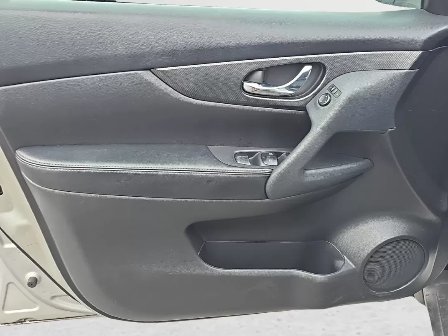 2016 /Charcoal Nissan Rogue SL (5N1AT2MT3GC) with an Other engine, located at 521 Old Farm Lane Rd, Prattville, AL, 36066, (334) 325-1505, 32.482460, -86.416367 - **Explore Adventure with the 2016 Nissan Rogue SL at Gils Auto - Your Family-Friendly Buy Here Pay Here Dealership!**<br /> <br /> Are you searching for the perfect SUV that fits seamlessly into your adventurous lifestyle? Look no further! The 2016 Nissan Rogue SL combines practicality and comfort, - Photo#11