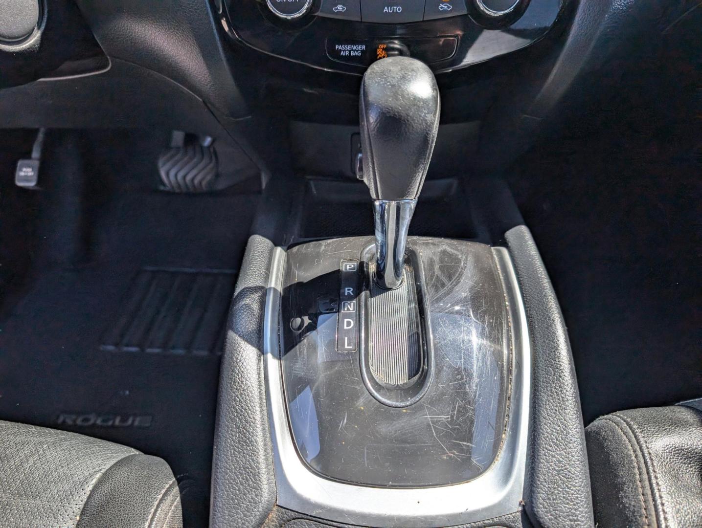 2016 /Charcoal Nissan Rogue SL (KNMAT2MT0GP) with an Regular Unleaded I-4 2.5 L/152 engine, 1-Speed CVT w/OD transmission, located at 1430 Gateway Drive, Opelika, AL, 36801, (334) 239-0944, 32.637871, -85.409790 - 2016 Nissan Rogue SL - Photo#11