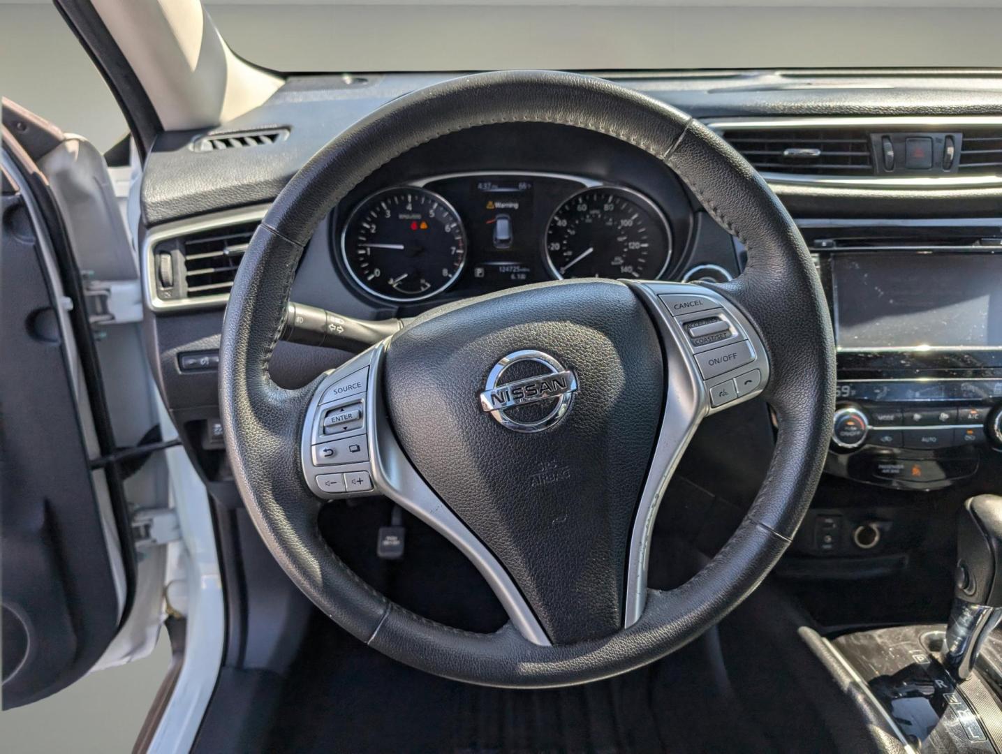 2016 /Charcoal Nissan Rogue SL (KNMAT2MT0GP) with an Regular Unleaded I-4 2.5 L/152 engine, 1-Speed CVT w/OD transmission, located at 1430 Gateway Drive, Opelika, AL, 36801, (334) 239-0944, 32.637871, -85.409790 - 2016 Nissan Rogue SL - Photo#13