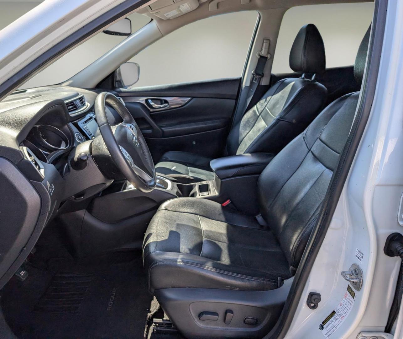 2016 /Charcoal Nissan Rogue SL (KNMAT2MT0GP) with an Regular Unleaded I-4 2.5 L/152 engine, 1-Speed CVT w/OD transmission, located at 1430 Gateway Drive, Opelika, AL, 36801, (334) 239-0944, 32.637871, -85.409790 - 2016 Nissan Rogue SL - Photo#14