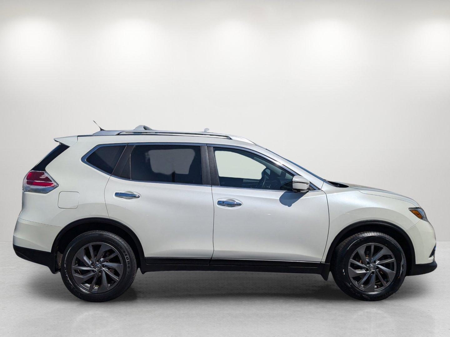 2016 /Charcoal Nissan Rogue SL (KNMAT2MT0GP) with an Regular Unleaded I-4 2.5 L/152 engine, 1-Speed CVT w/OD transmission, located at 1430 Gateway Drive, Opelika, AL, 36801, (334) 239-0944, 32.637871, -85.409790 - 2016 Nissan Rogue SL - Photo#3