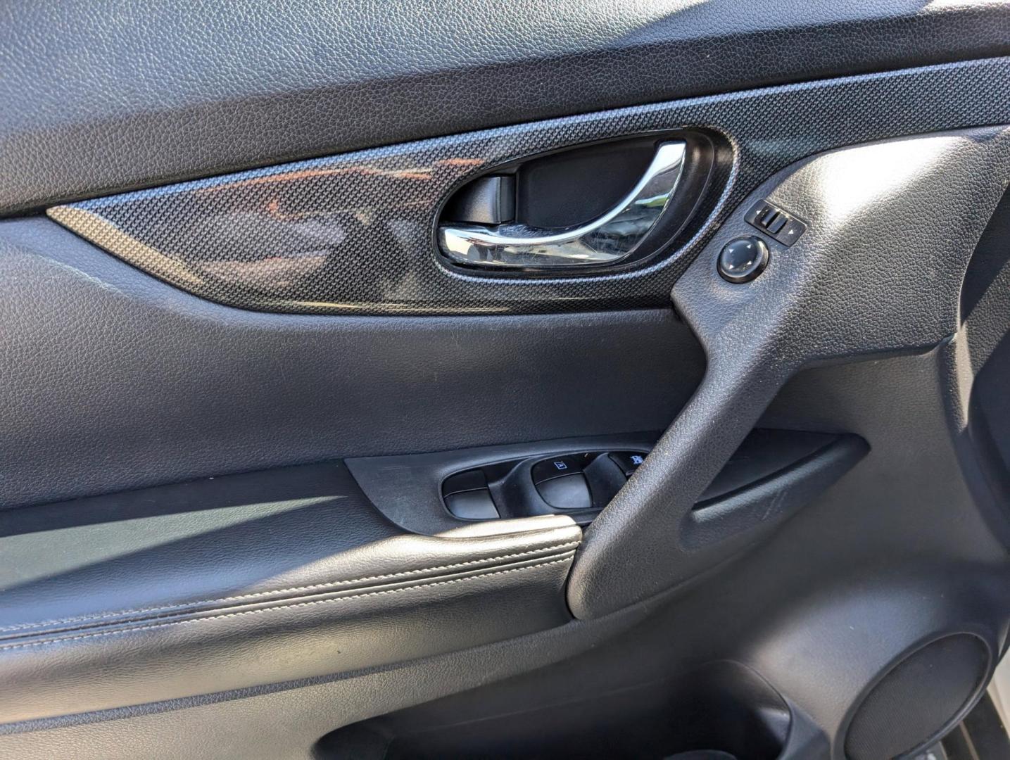 2016 /Charcoal Nissan Rogue SL (KNMAT2MT0GP) with an Regular Unleaded I-4 2.5 L/152 engine, 1-Speed CVT w/OD transmission, located at 1430 Gateway Drive, Opelika, AL, 36801, (334) 239-0944, 32.637871, -85.409790 - 2016 Nissan Rogue SL - Photo#8