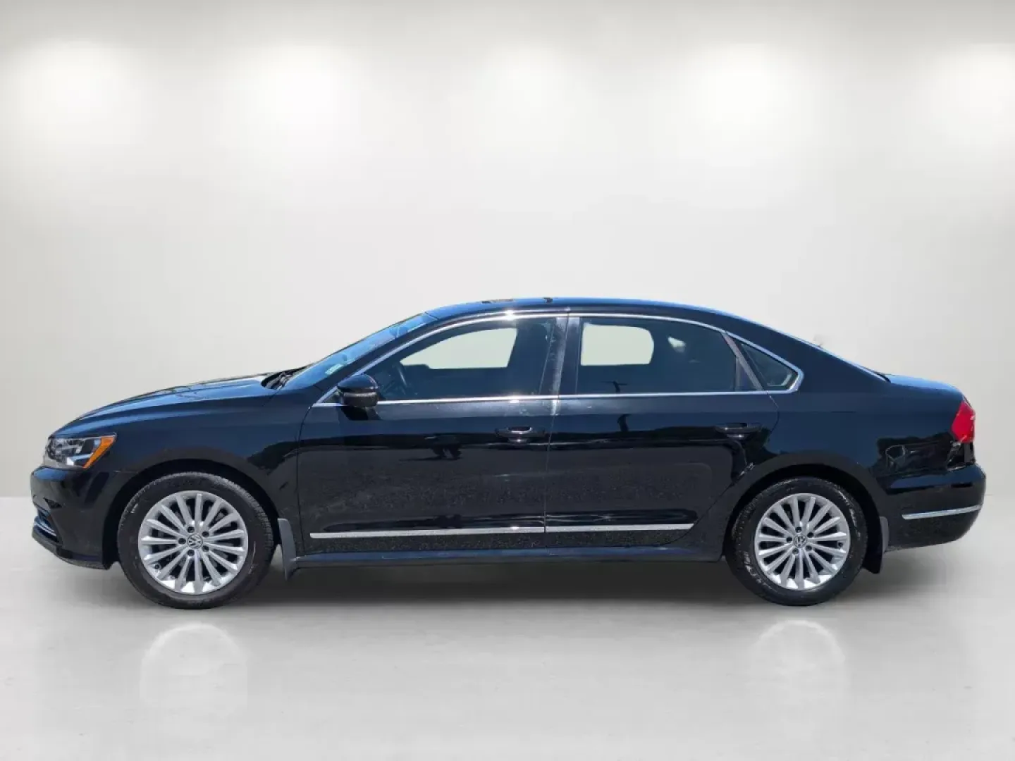 2016 Volkswagen Passat (1VWBT7A37GC) with an Intercooled Turbo Regular Unleaded I-4 1.8 L/110 engine, 6-Speed Automatic w/OD transmission, located at 5115 14th Ave., Columbus, GA, 31904, (706) 323-0345, 32.511494, -84.971046 - 2016 Volkswagen Passat - Photo#7