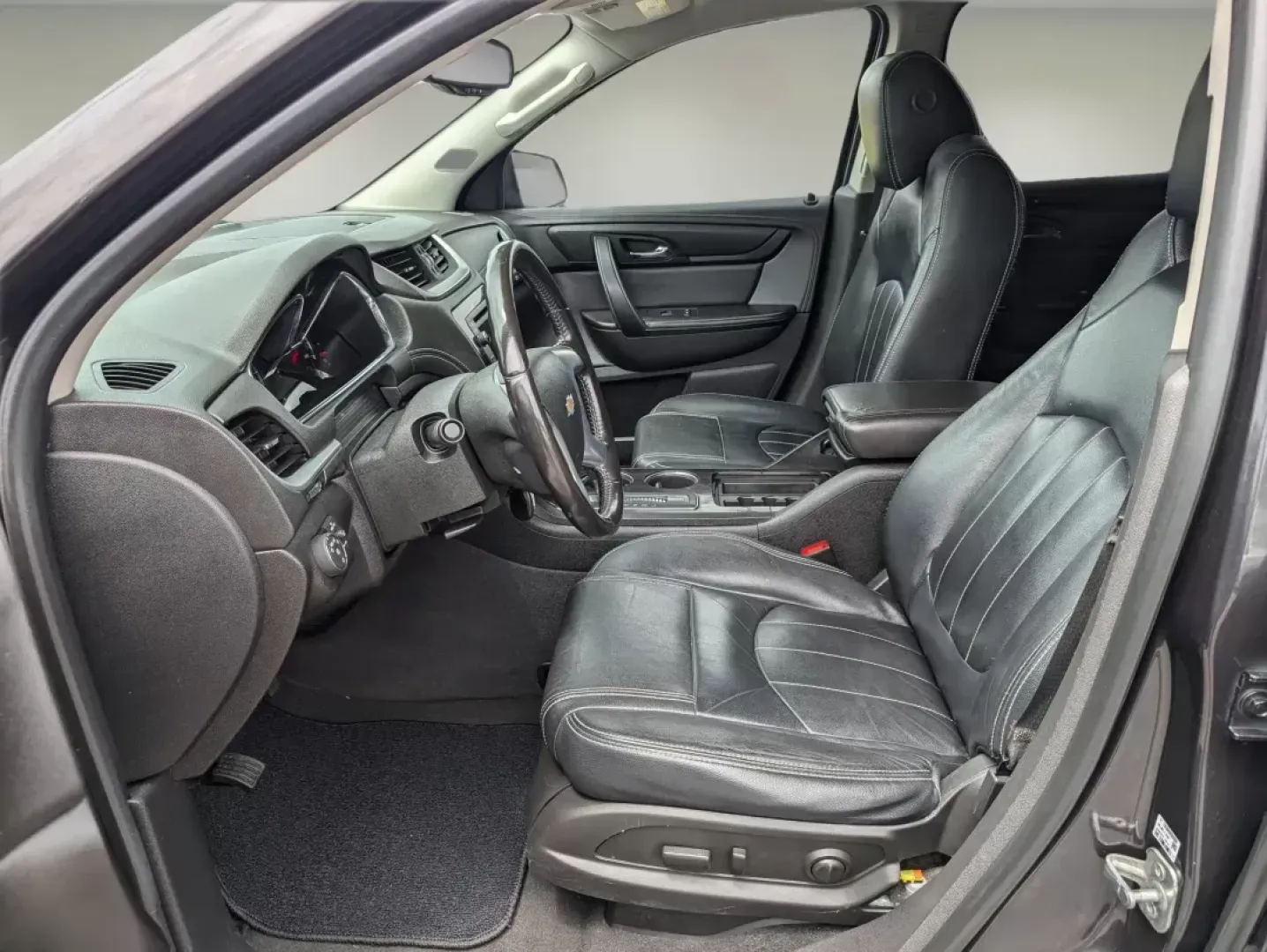 2017 /Ebony Chevrolet Traverse LT (1GNKRGKD5HJ) with an Gas V6 3.6L/217 engine, 6-Speed Automatic transmission, located at 521 Old Farm Lane Rd, Prattville, AL, 36066, (334) 325-1505, 32.482460, -86.416367 - **Adventure Awaits with the 2017 Chevrolet Traverse LT at Gils Auto - Your Reliable Buy Here Pay Here Dealership in Prattville, AL!**<br /> <br /> Are you ready to elevate your family adventures and conquer those weekend getaways? The 2017 Chevrolet Traverse LT is your perfect travel companion. With - Photo#9