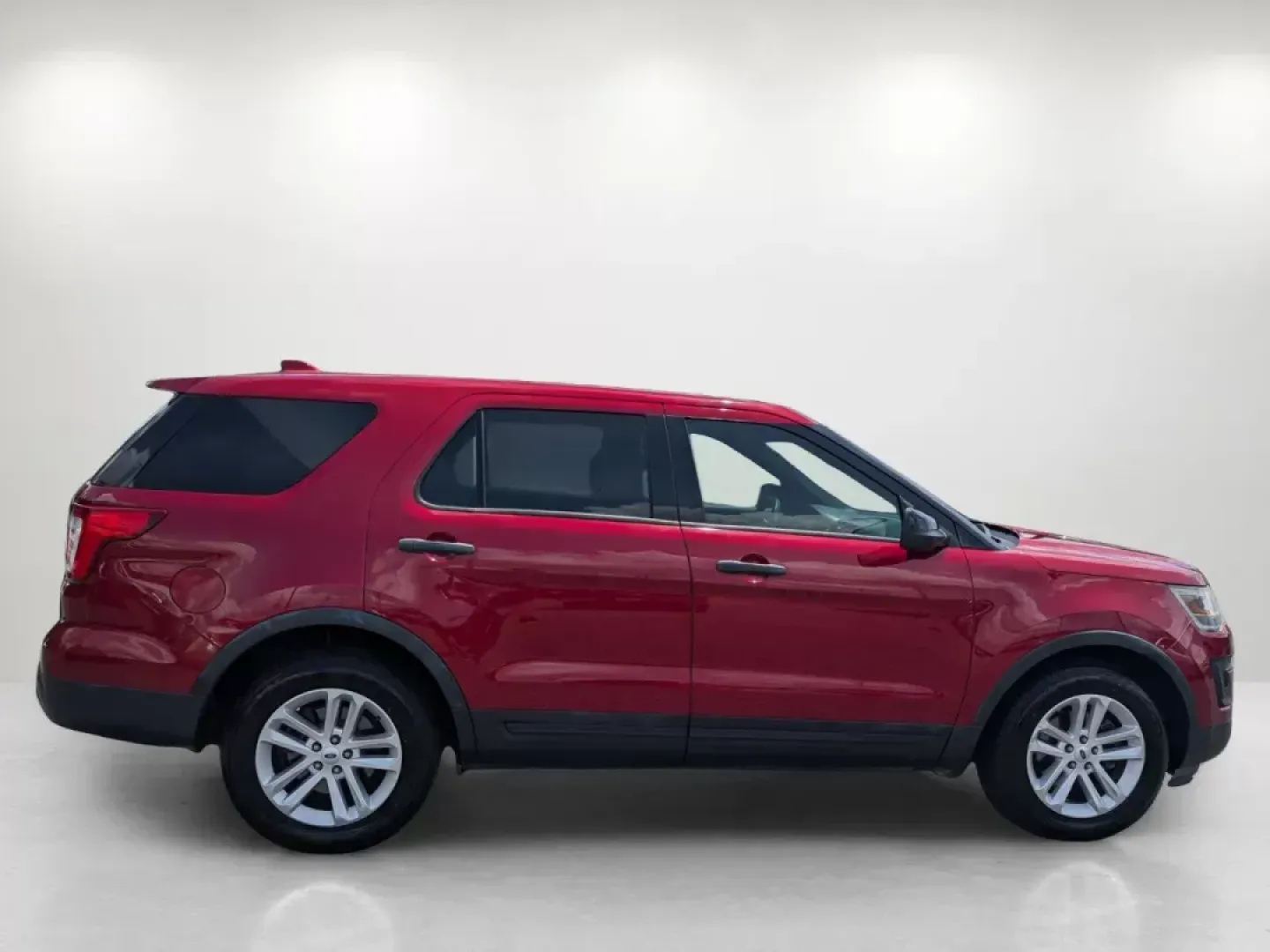 2017 Ford Explorer Base (1FM5K7BH5HG) with an Intercooled Turbo Premium Unleaded I-4 2.3 L/140 engine, 6-Speed Automatic w/OD transmission, located at 3959 U.S. 80 W, Phenix City, AL, 36870, (334) 297-4885, 32.469296, -85.135185 - 2017 Ford Explorer Base - Photo#2