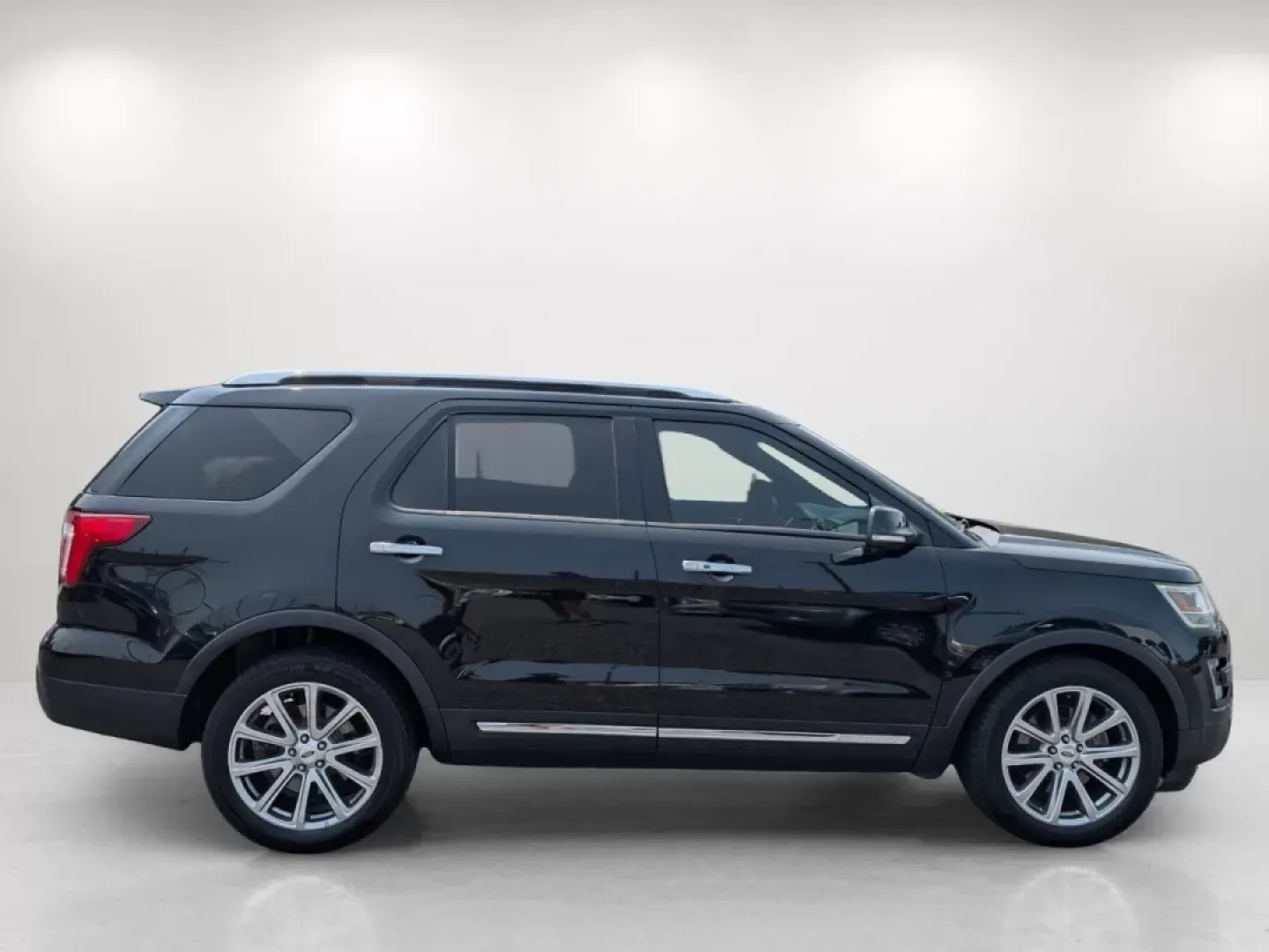 2017 Ford Explorer Limited (1FM5K7F85HG) with an Other engine, located at 7000 Northlake Connector, Columbus, GA, 31904, (706) 987-8085, 32.524975, -84.978134 - 2017 Ford Explorer Limited - Photo#3