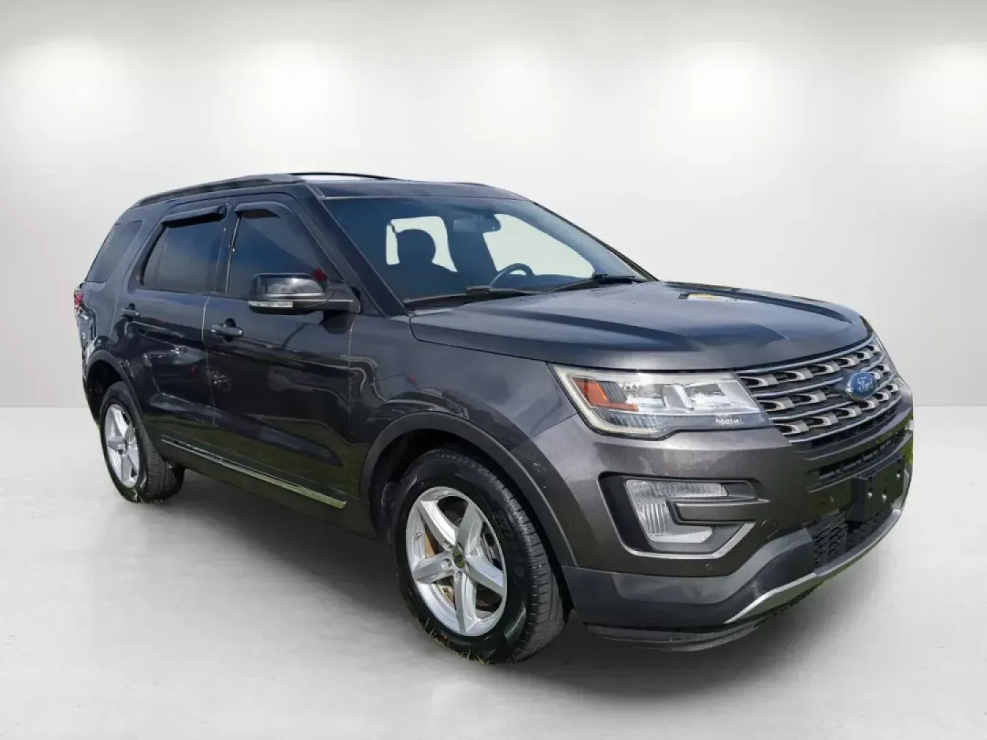 2017 Ford Explorer XLT (1FM5K8D83HG) with an Regular Unleaded V-6 3.5 L/213 engine, 6-Speed Automatic w/OD transmission, located at 3959 U.S. 80 W, Phenix City, AL, 36870, (334) 297-4885, 32.469296, -85.135185 - 2017 Ford Explorer XLT - Photo#3