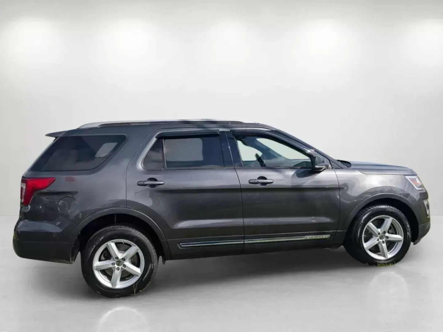 2017 Ford Explorer XLT (1FM5K8D83HG) with an Regular Unleaded V-6 3.5 L/213 engine, 6-Speed Automatic w/OD transmission, located at 3959 U.S. 80 W, Phenix City, AL, 36870, (334) 297-4885, 32.469296, -85.135185 - 2017 Ford Explorer XLT - Photo#4