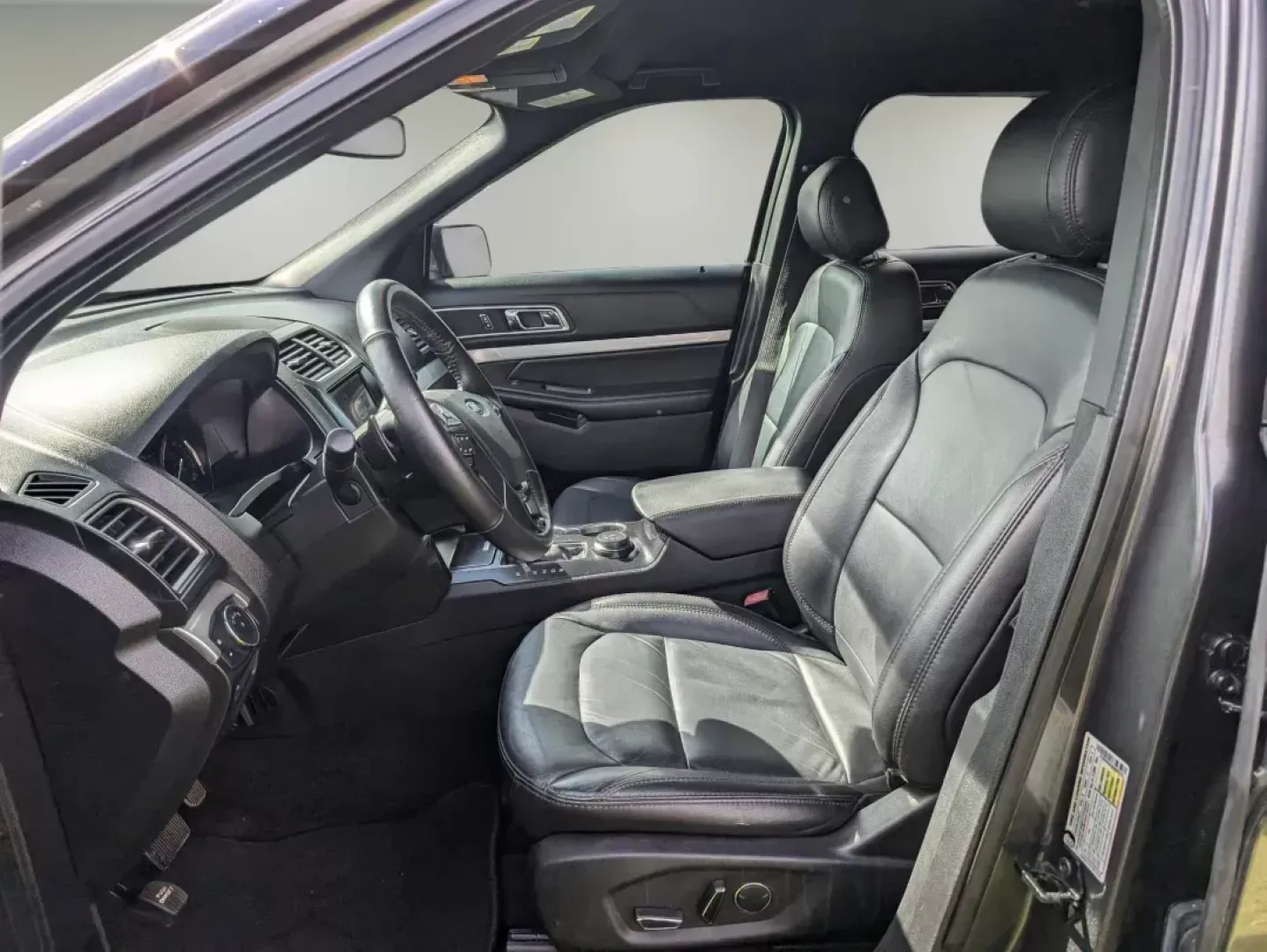 2017 Ford Explorer XLT (1FM5K8D83HG) with an Regular Unleaded V-6 3.5 L/213 engine, 6-Speed Automatic w/OD transmission, located at 3959 U.S. 80 W, Phenix City, AL, 36870, (334) 297-4885, 32.469296, -85.135185 - 2017 Ford Explorer XLT - Photo#10