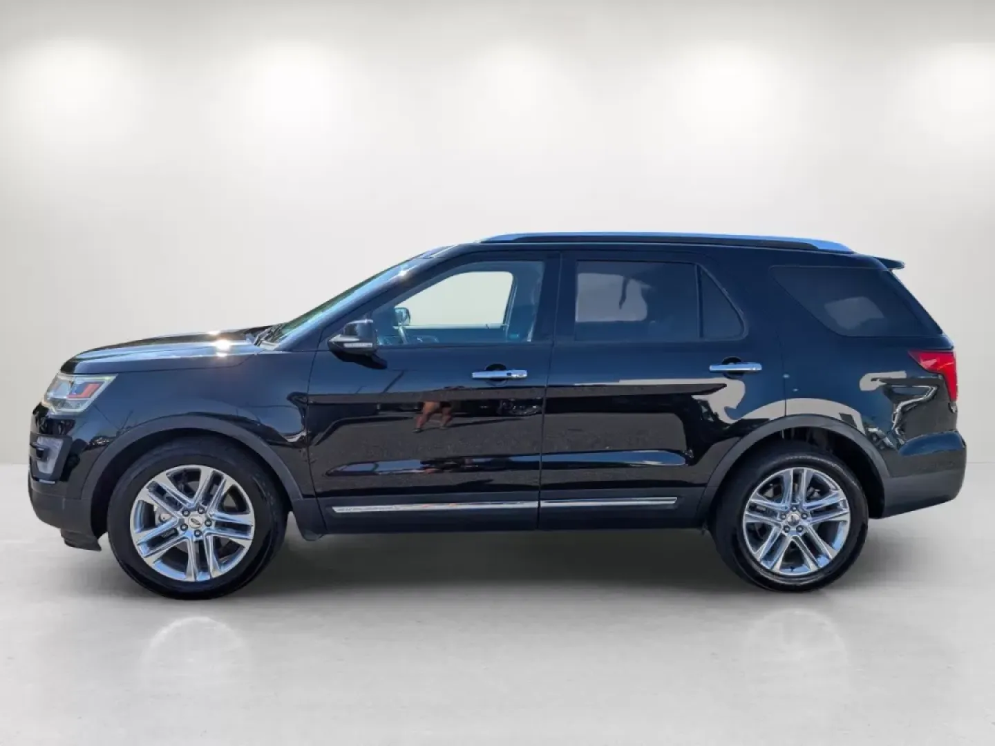 2017 Ford Explorer Limited (1FM5K7FH8HG) with an Other engine, located at 804 22nd Ave, Phenix City, AL, 36870, (334) 297-1860, 32.484749, -85.024475 - **Discover Adventure with the 2017 Ford Explorer Limited at Gils Auto - Phenix City #2!** <br /> <br /> Are you ready to elevate your lifestyle with a vehicle that combines comfort, versatility, and style? The 2017 Ford Explorer Limited is the perfect companion for family road trips, weekend getawa - Photo#8